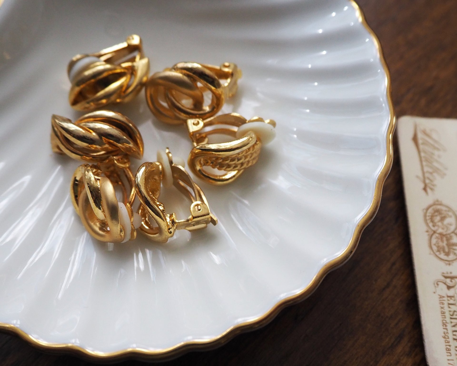 Vintage clip-on earrings | Gold tone clip-on earrings | Vintage gold tone earrings | Clip-on earrings