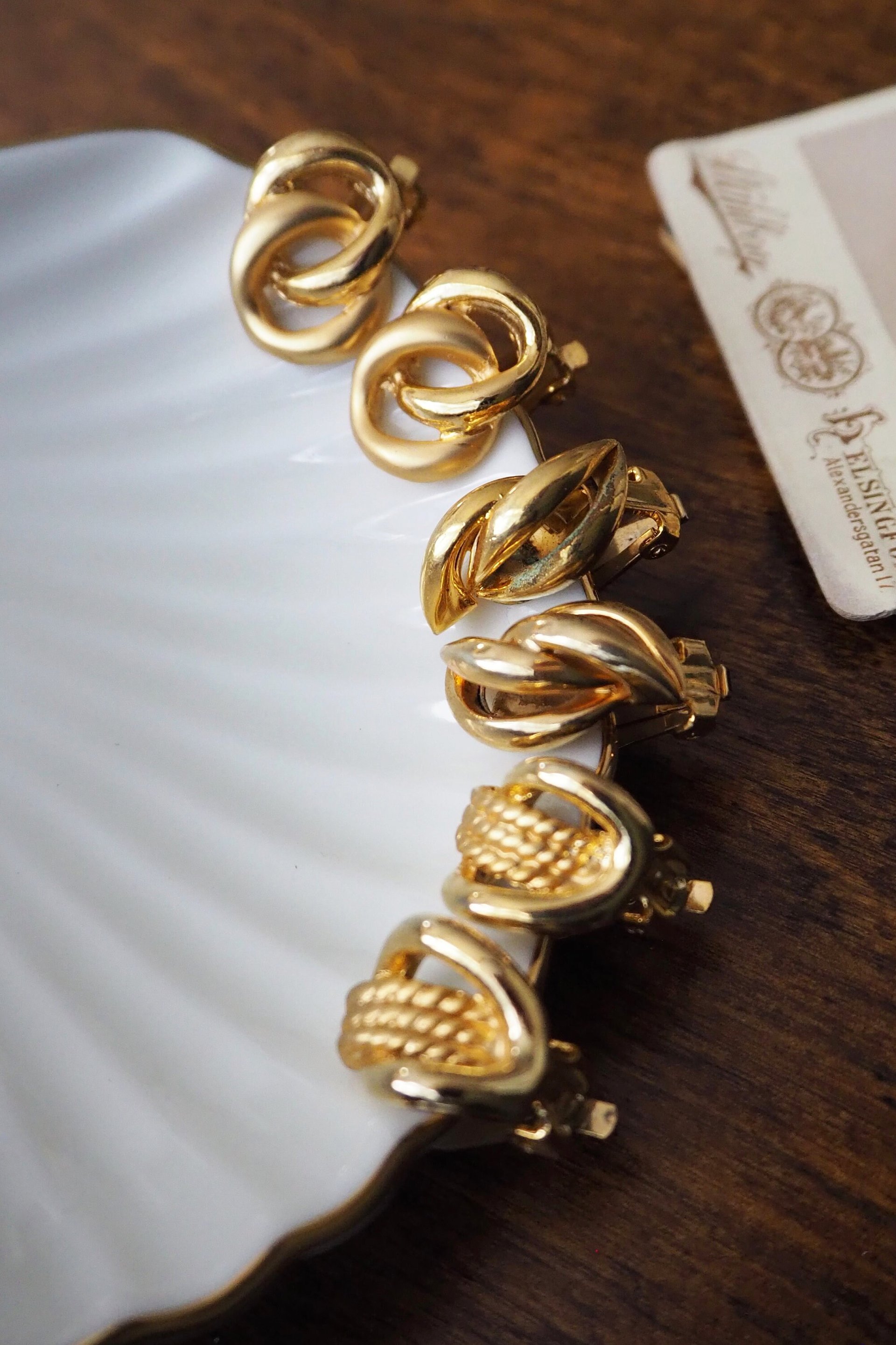 Vintage clip-on earrings | Gold tone clip-on earrings | Vintage gold tone earrings | Clip-on earrings