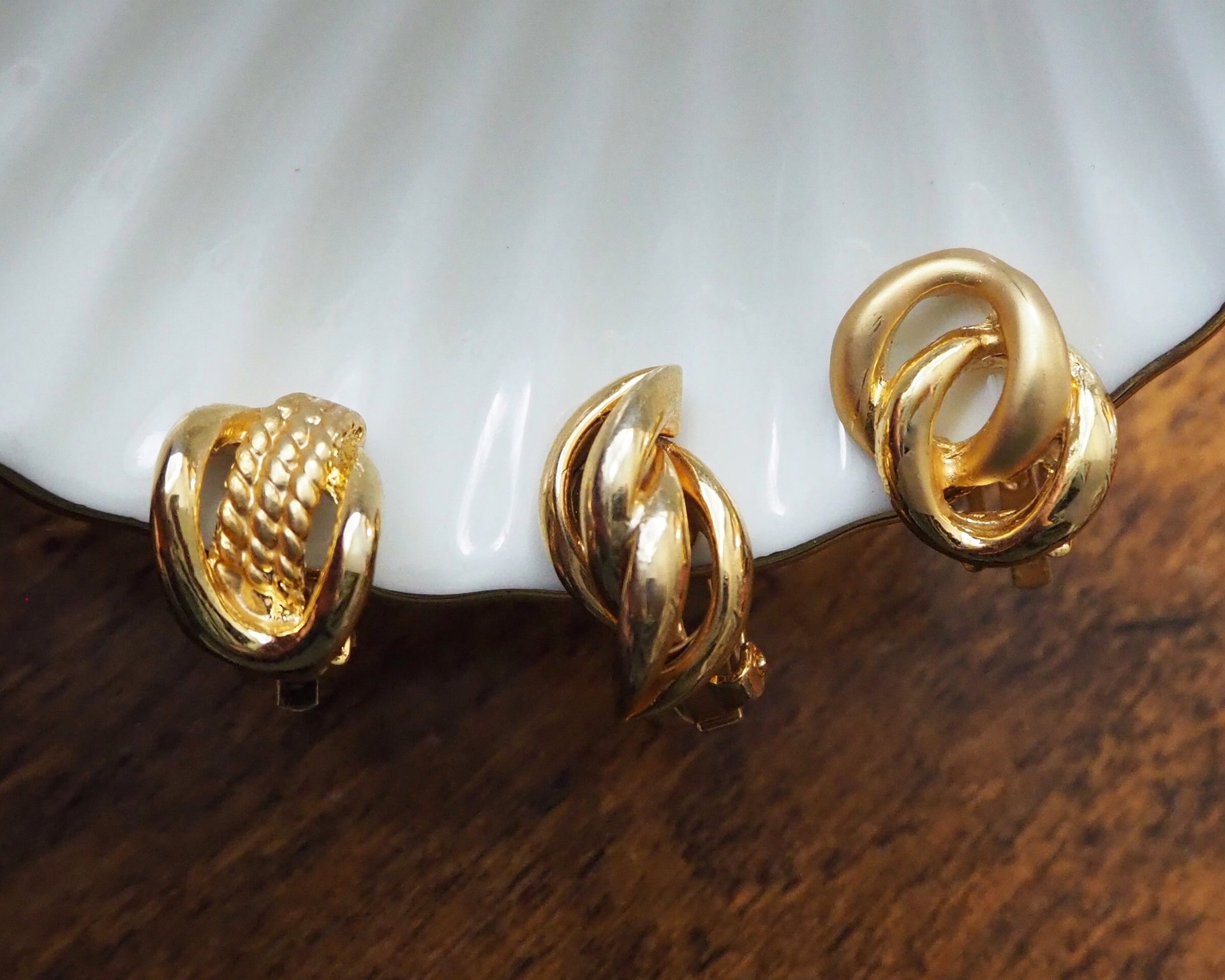 Vintage clip-on earrings | Gold tone clip-on earrings | Vintage gold tone earrings | Clip-on earrings