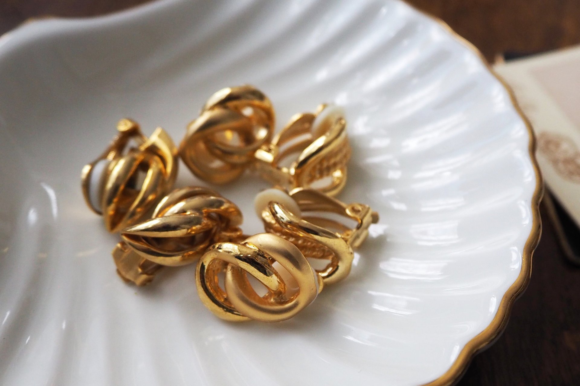 Vintage clip-on earrings | Gold tone clip-on earrings | Vintage gold tone earrings | Clip-on earrings