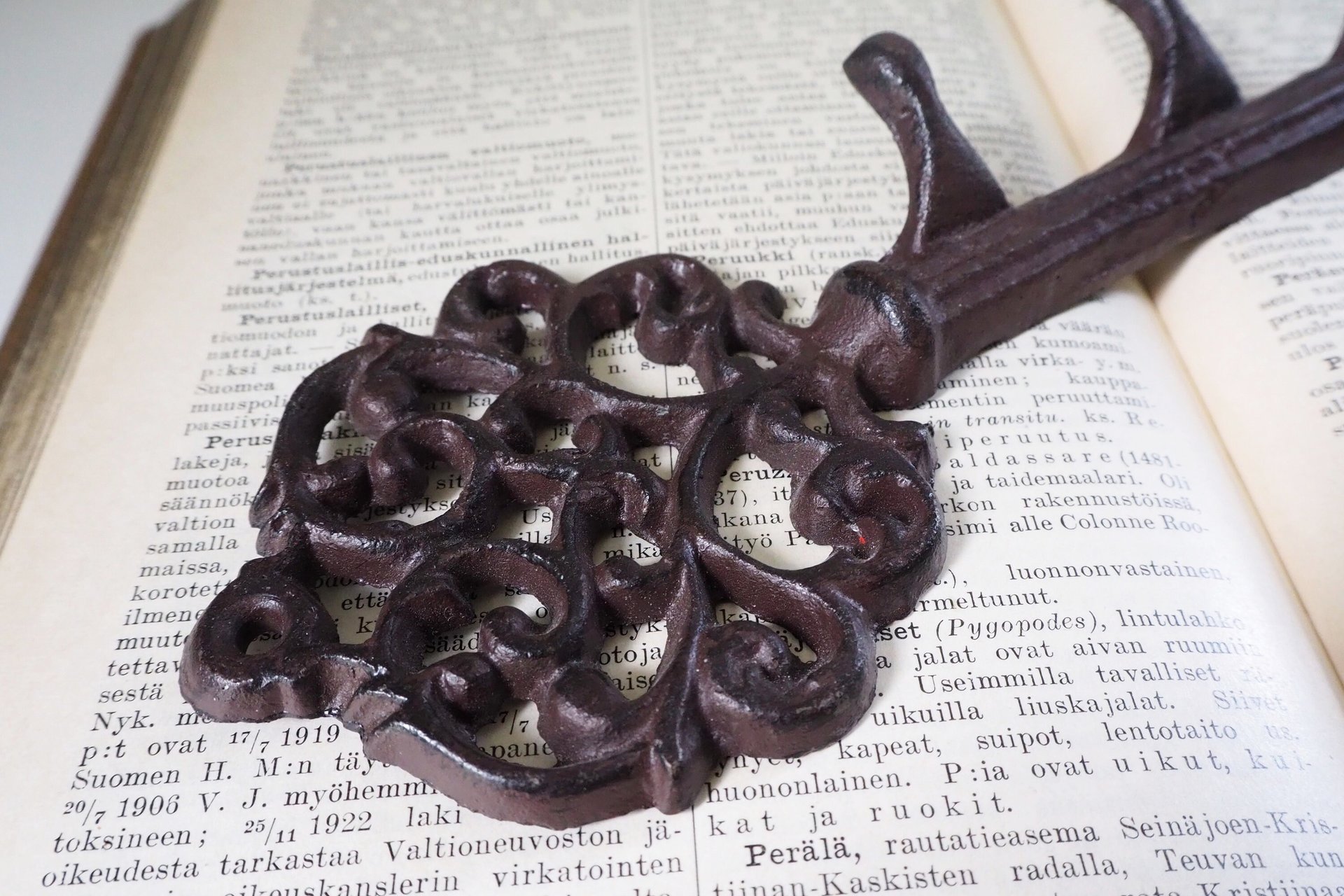 Vintage cast iron key rack | Small vintage key rack | Key shaped wall rack | Key shaped rack with three hooks | Vintage wall rack