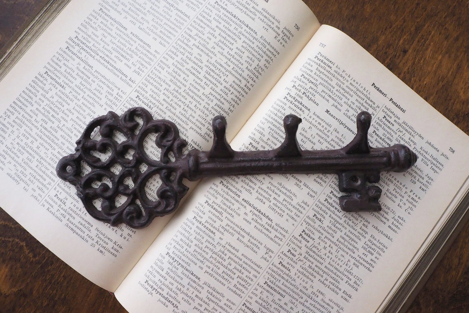 Vintage cast iron key rack | Small vintage key rack | Key shaped wall rack | Key shaped rack with three hooks | Vintage wall rack