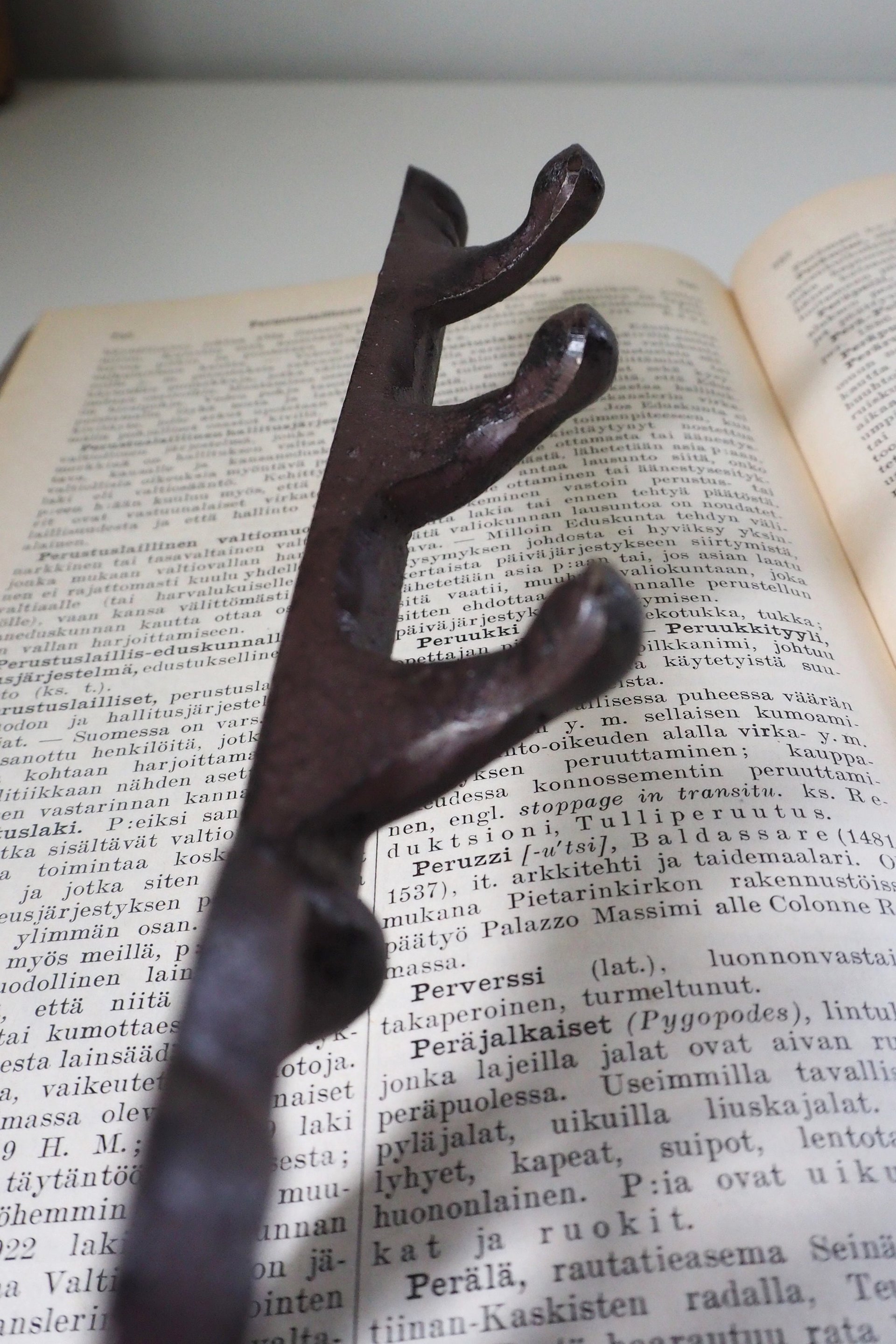 Vintage cast iron key rack | Small vintage key rack | Key shaped wall rack | Key shaped rack with three hooks | Vintage wall rack