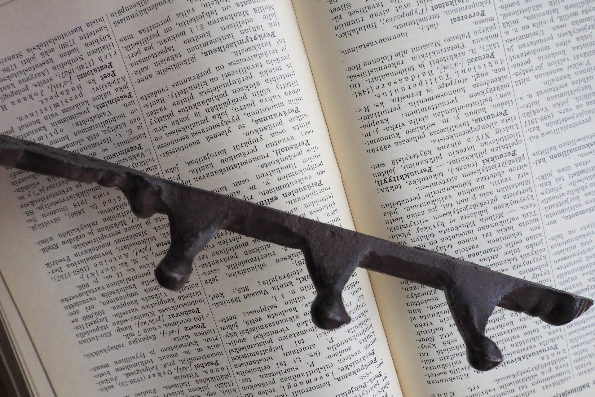 Vintage cast iron key rack | Small vintage key rack | Key shaped wall rack | Key shaped rack with three hooks | Vintage wall rack
