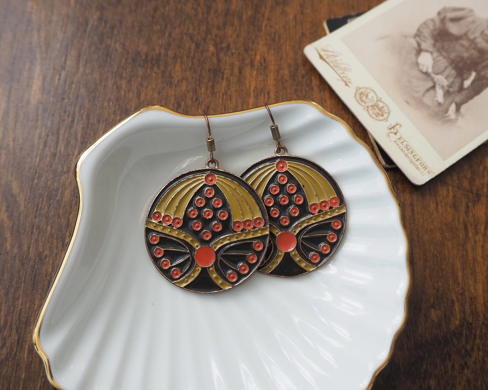 Vintage dangle earrings | Vintage earrings | Vintage brass tone earrings | Dangle earrings