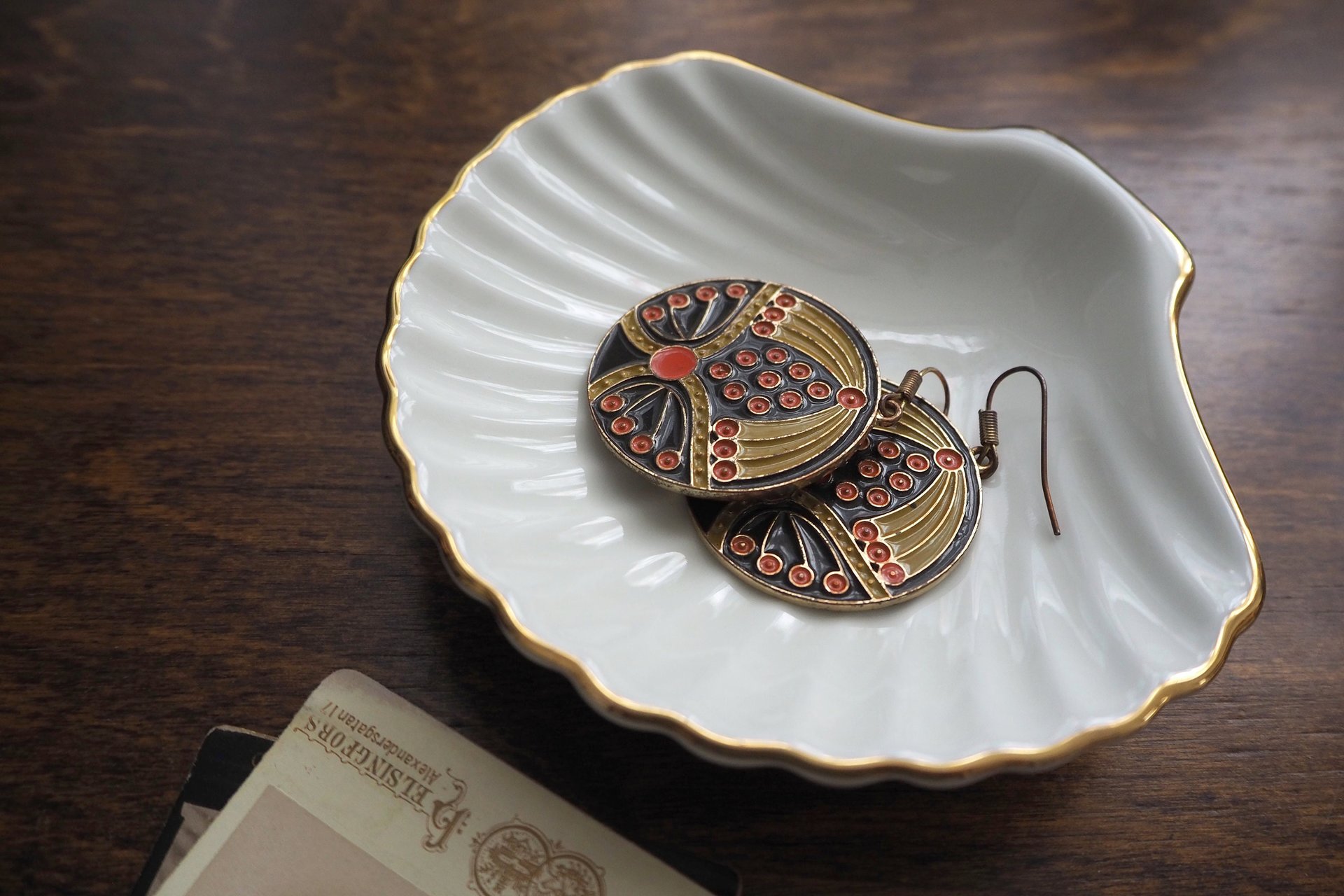 Vintage dangle earrings | Vintage earrings | Vintage brass tone earrings | Dangle earrings