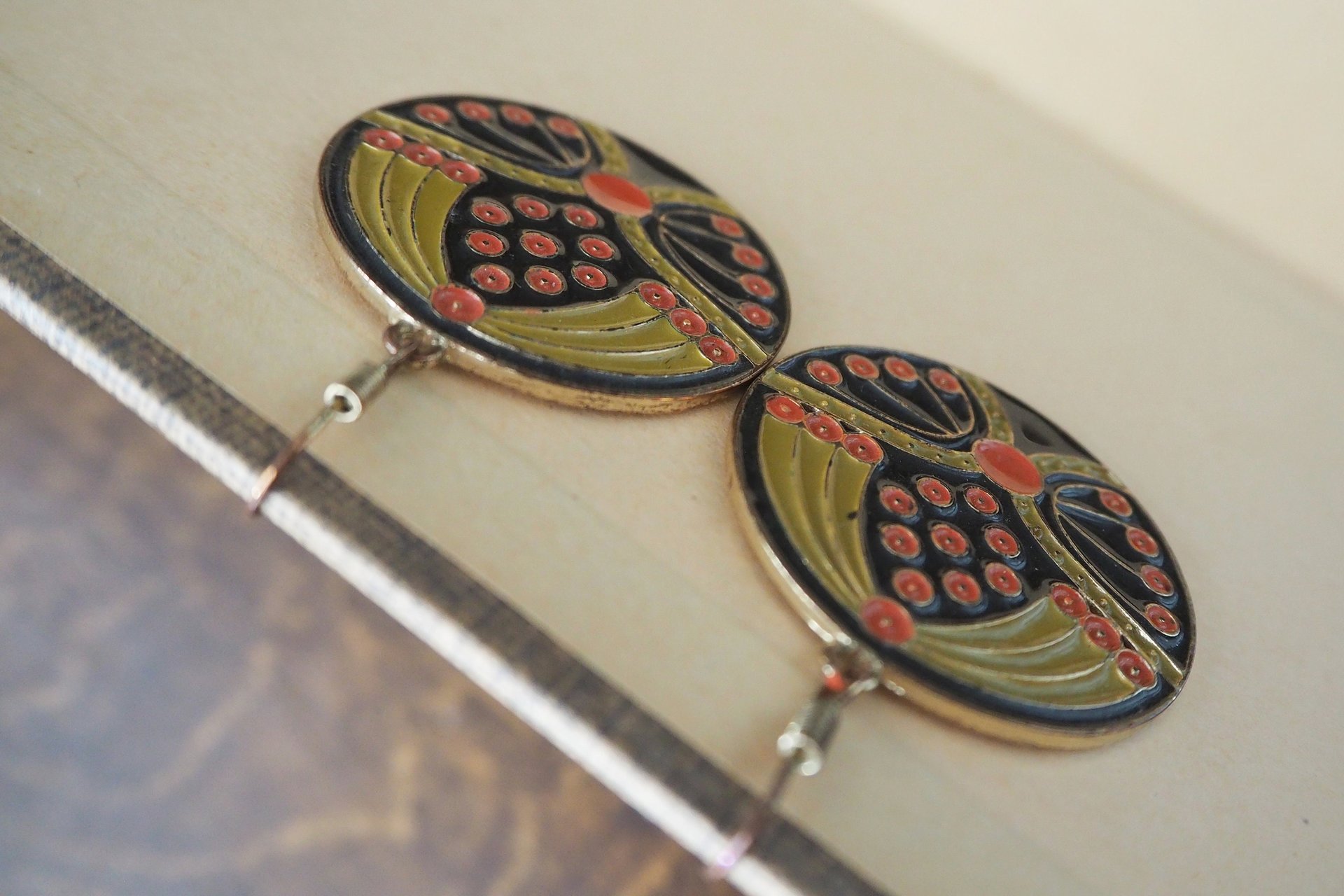 Vintage dangle earrings | Vintage earrings | Vintage brass tone earrings | Dangle earrings