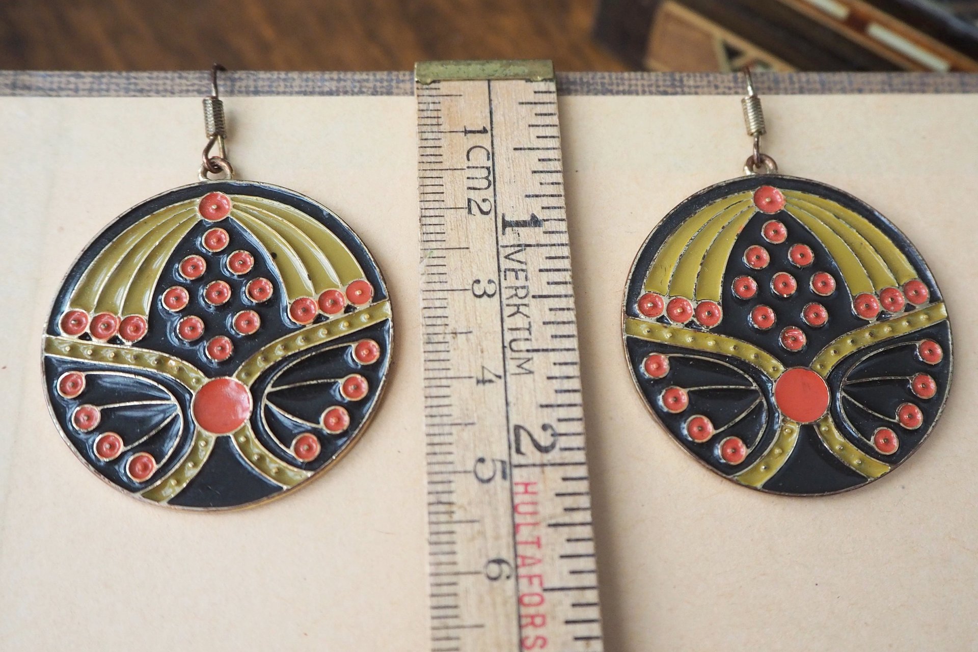 Vintage dangle earrings | Vintage earrings | Vintage brass tone earrings | Dangle earrings