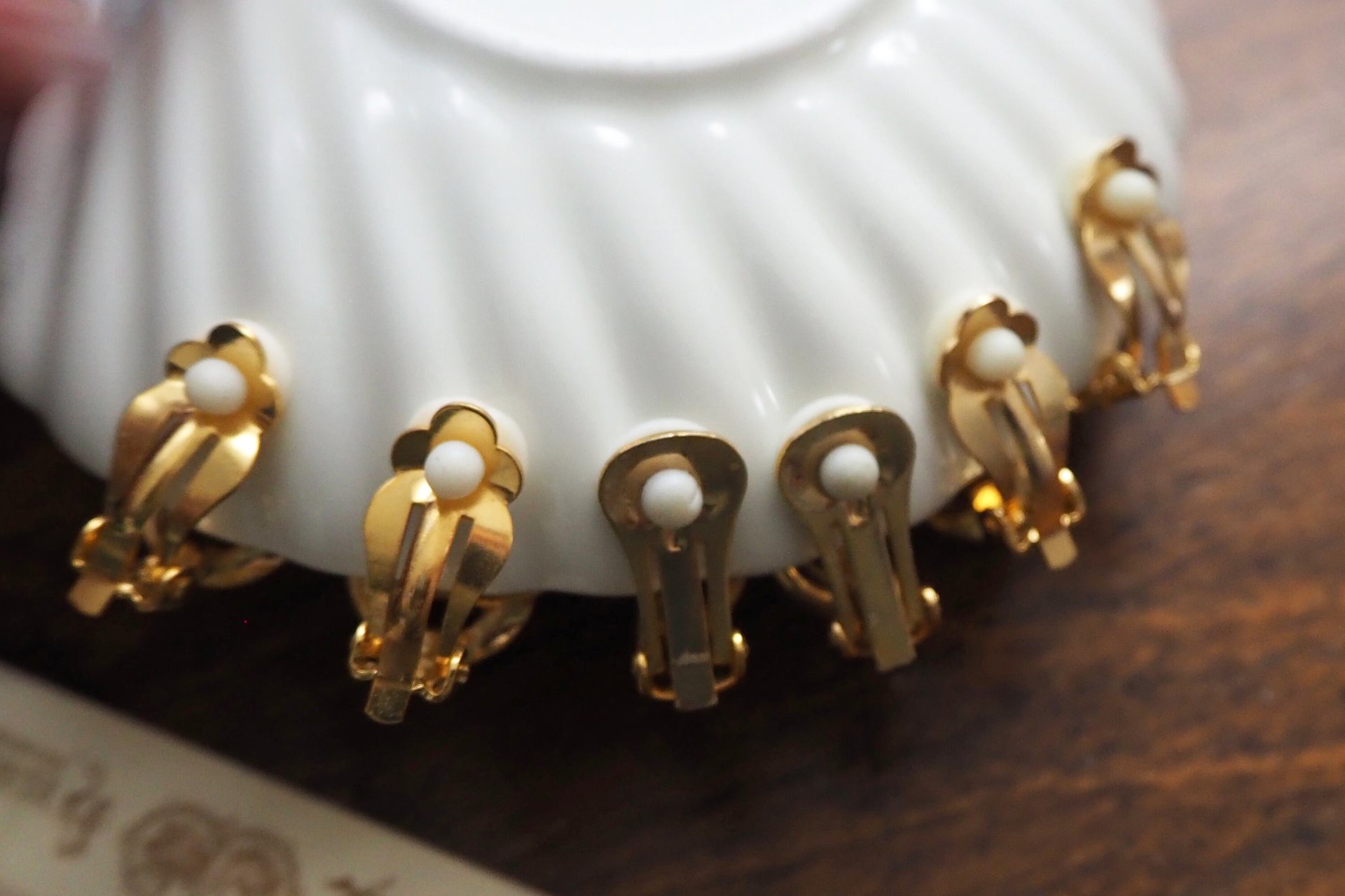 Vintage clip-on earrings | Gold tone clip-on earrings | Vintage gold tone earrings | Clip-on earrings