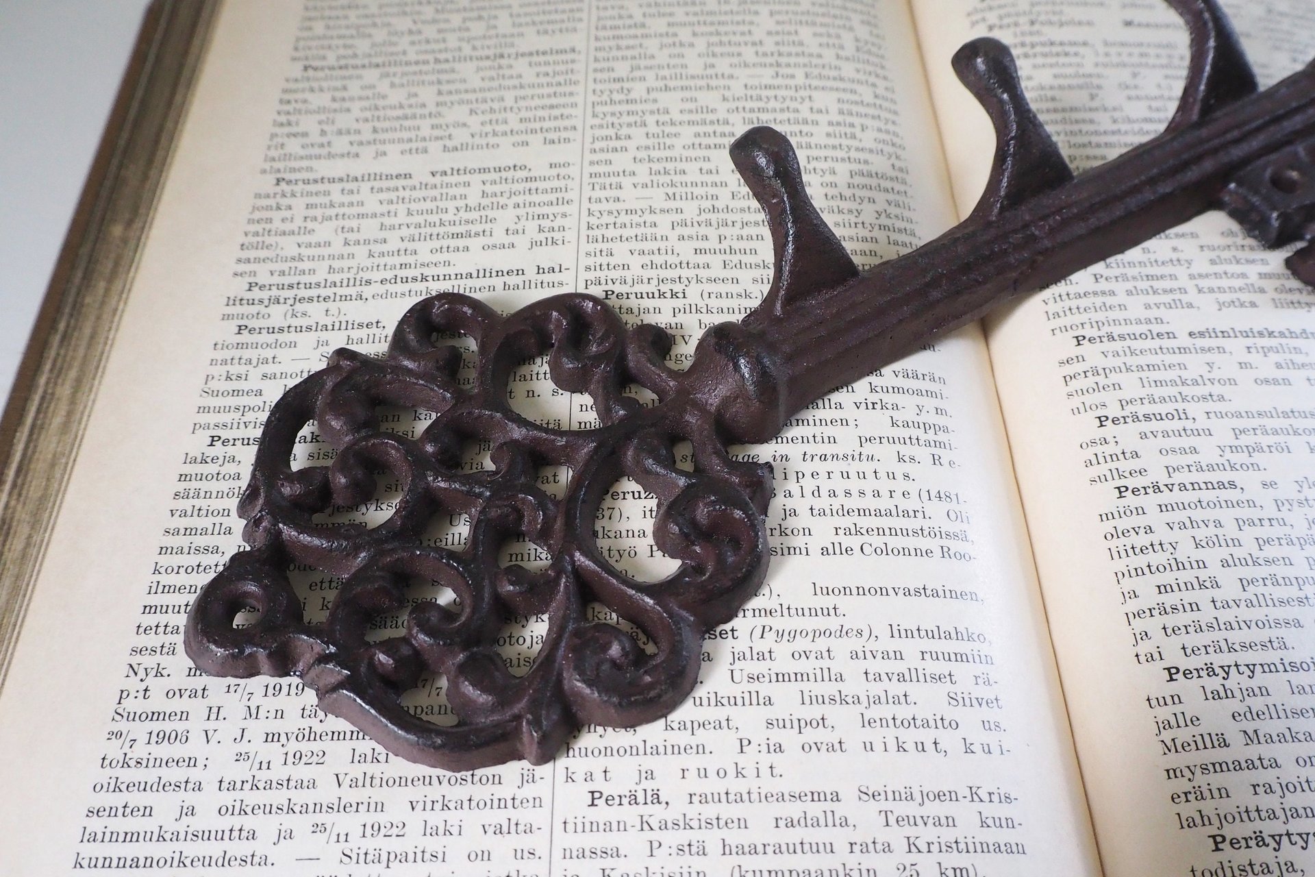 Vintage cast iron key rack | Small vintage key rack | Key shaped wall rack | Key shaped rack with three hooks | Vintage wall rack
