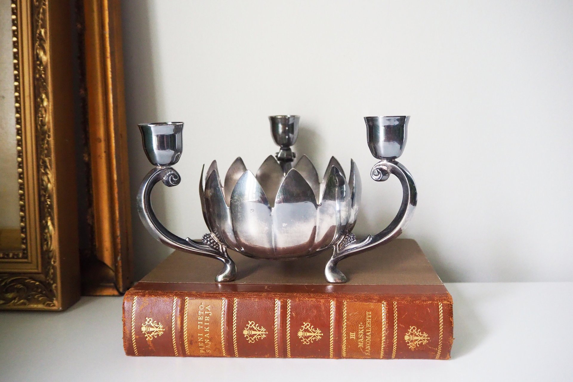 Vintage three arm candelabra | Footed lotus bowl candelabrum | Three arm candlestick holder | Vintage candelabrum | Leonard Silver plate
