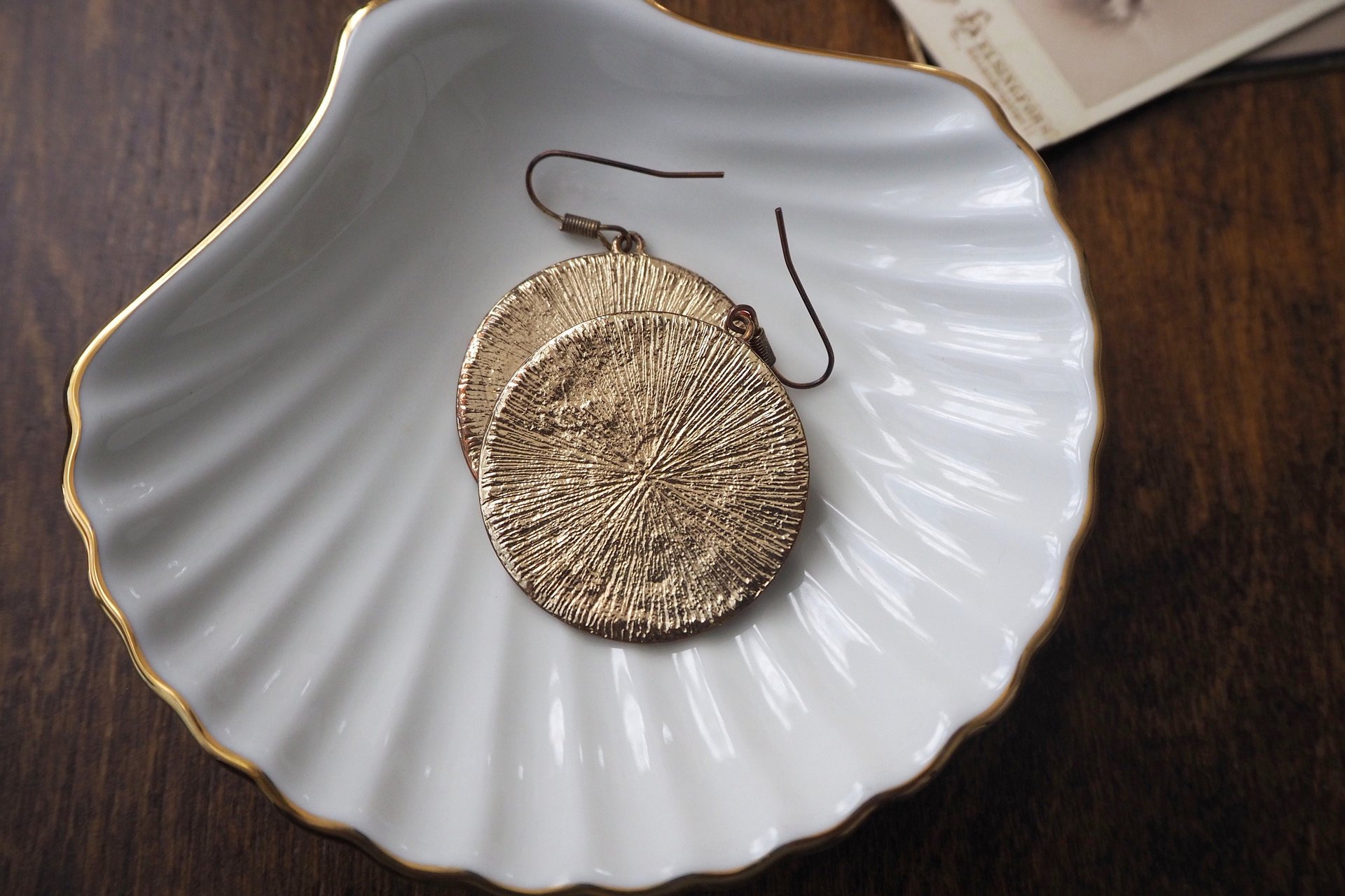 Vintage dangle earrings | Vintage earrings | Vintage brass tone earrings | Dangle earrings