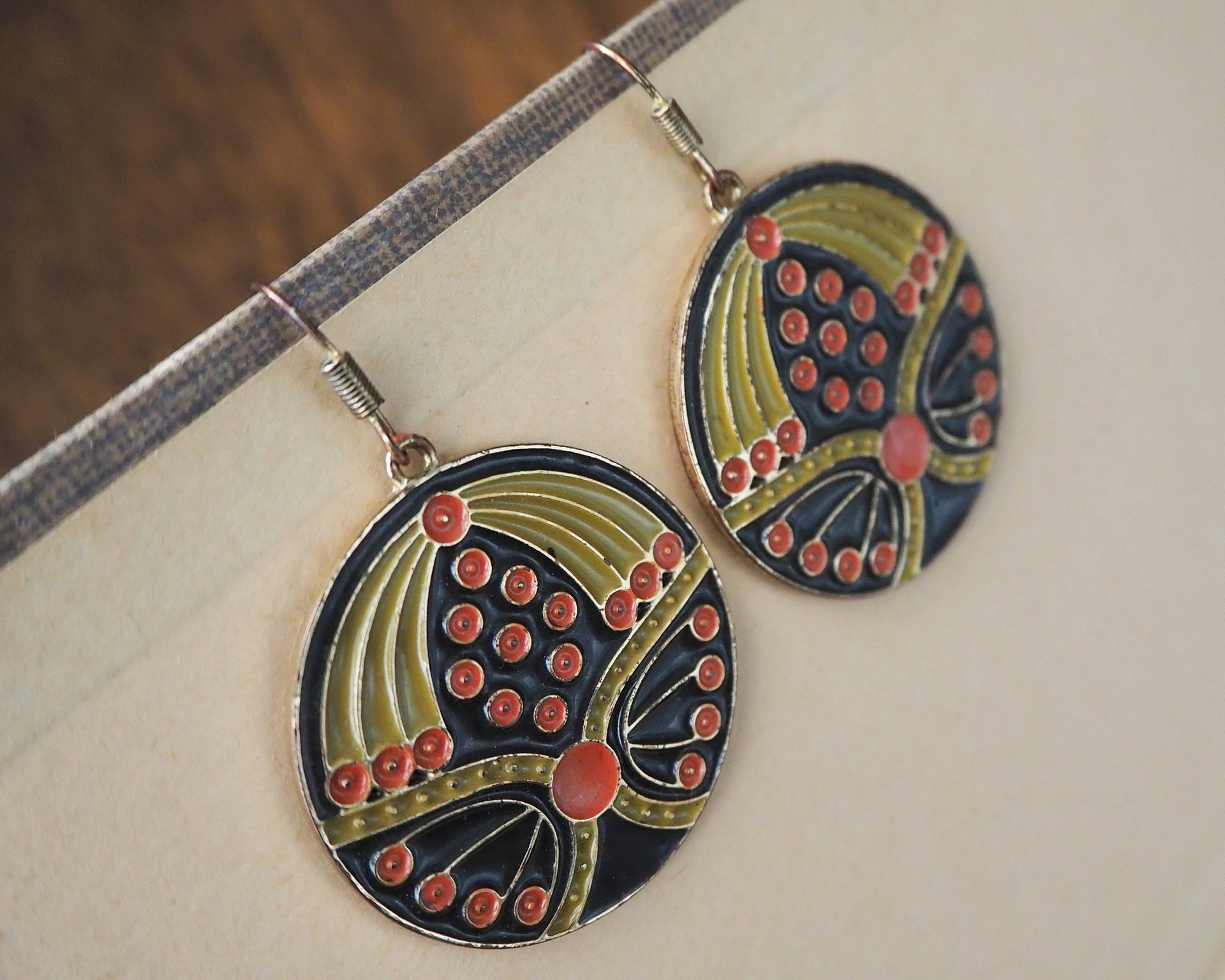 Vintage dangle earrings | Vintage earrings | Vintage brass tone earrings | Dangle earrings