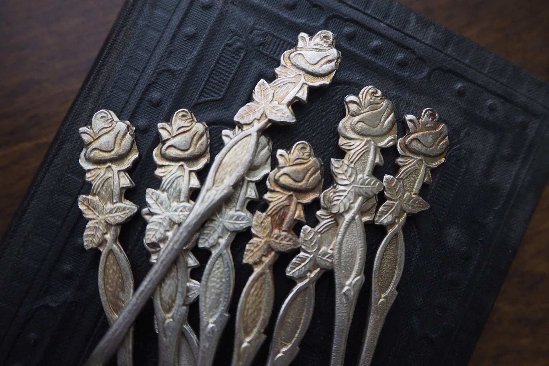 Set of nine vintage teaspoons | Vintage alpacca silver teaspoons | Mismatched teaspoons | Rose teaspoon set | Vintage alpacca teaspoons