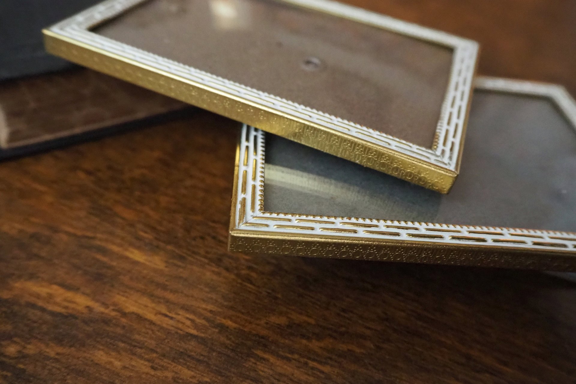 Set of two vintage brass photo frames | Brass and white photo frames 7x10 cm | Vintage Danish picture frames | Vintage frame set