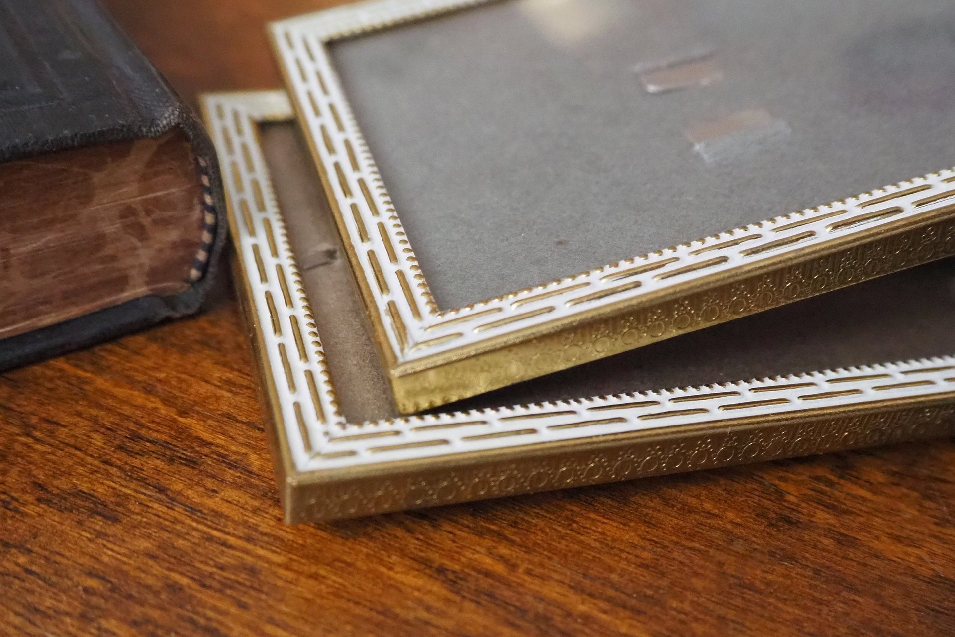 Set of two vintage brass photo frames | Brass and white photo frames 7x10 cm | Vintage Danish picture frames | Vintage frame set
