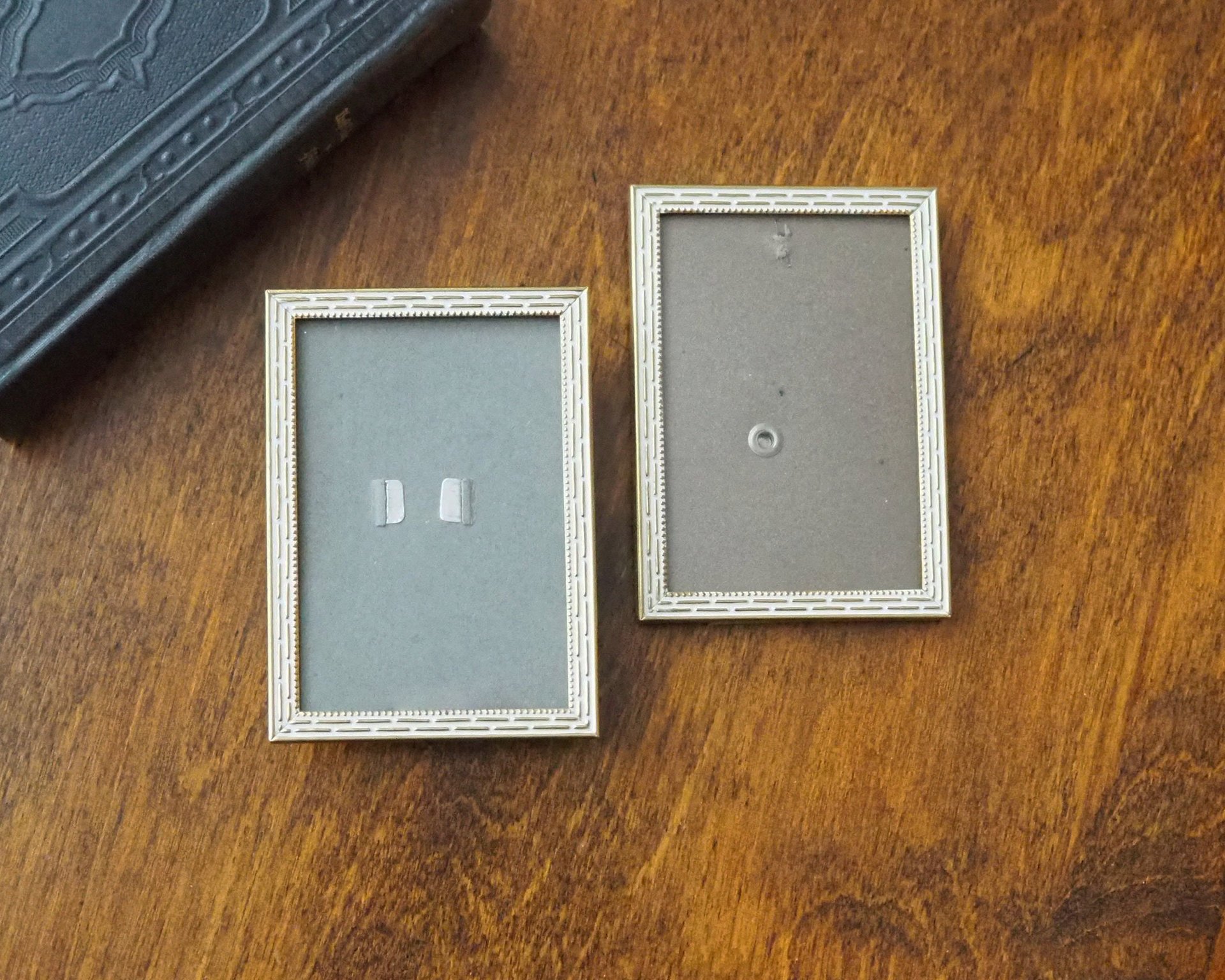 Set of two vintage brass photo frames | Brass and white photo frames 7x10 cm | Vintage Danish picture frames | Vintage frame set