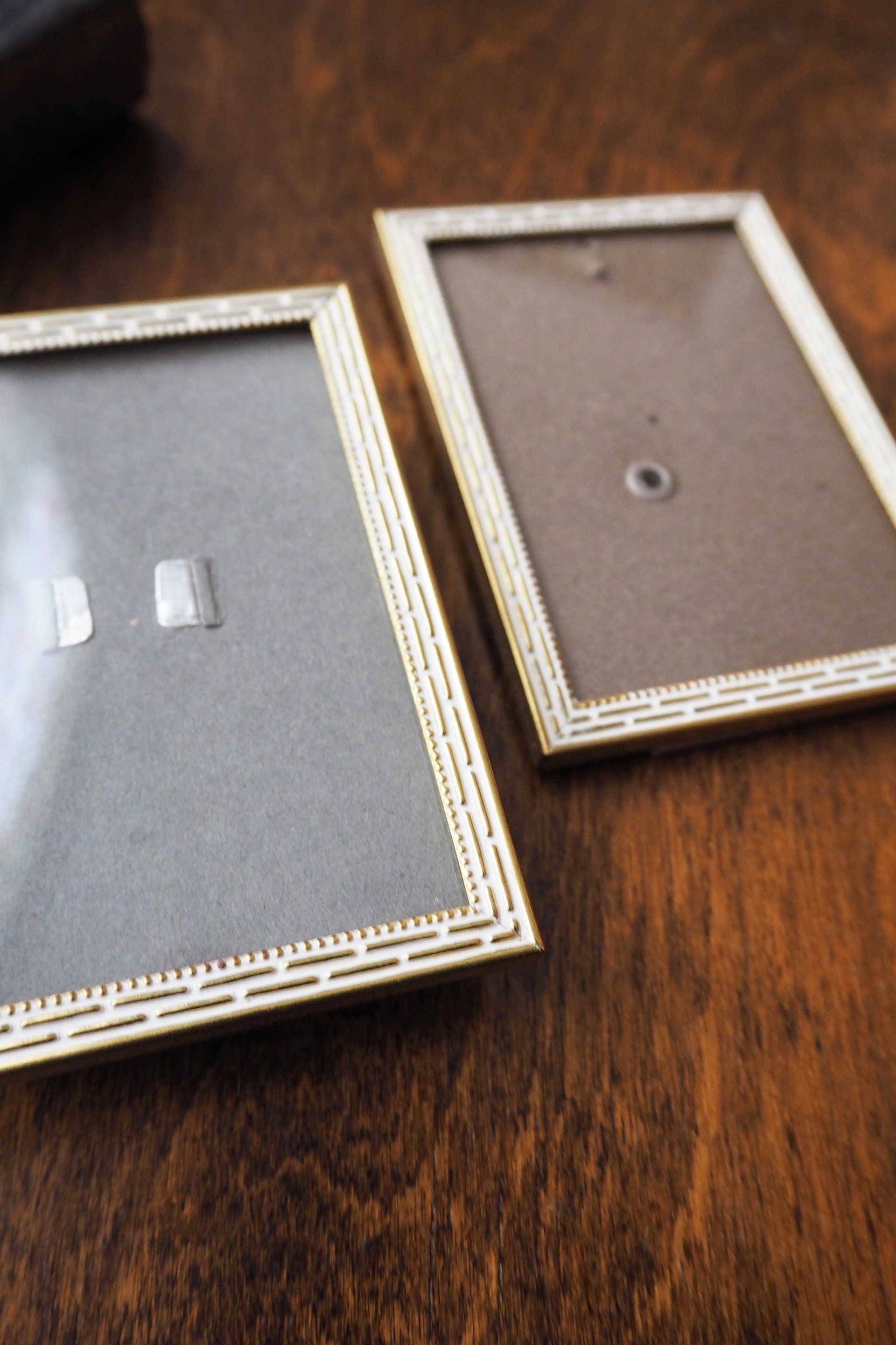 Set of two vintage brass photo frames | Brass and white photo frames 7x10 cm | Vintage Danish picture frames | Vintage frame set