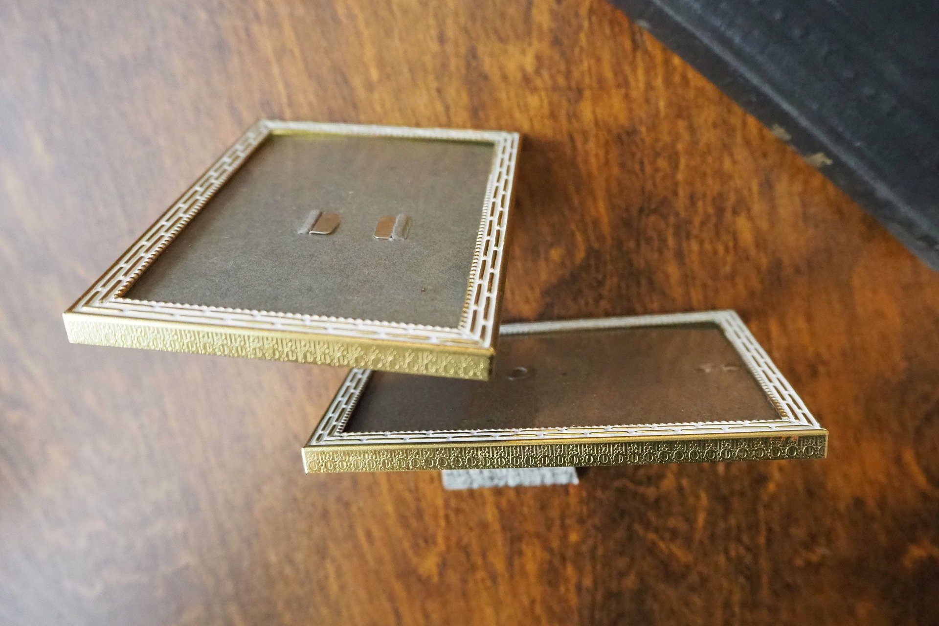 Set of two vintage brass photo frames | Brass and white photo frames 7x10 cm | Vintage Danish picture frames | Vintage frame set