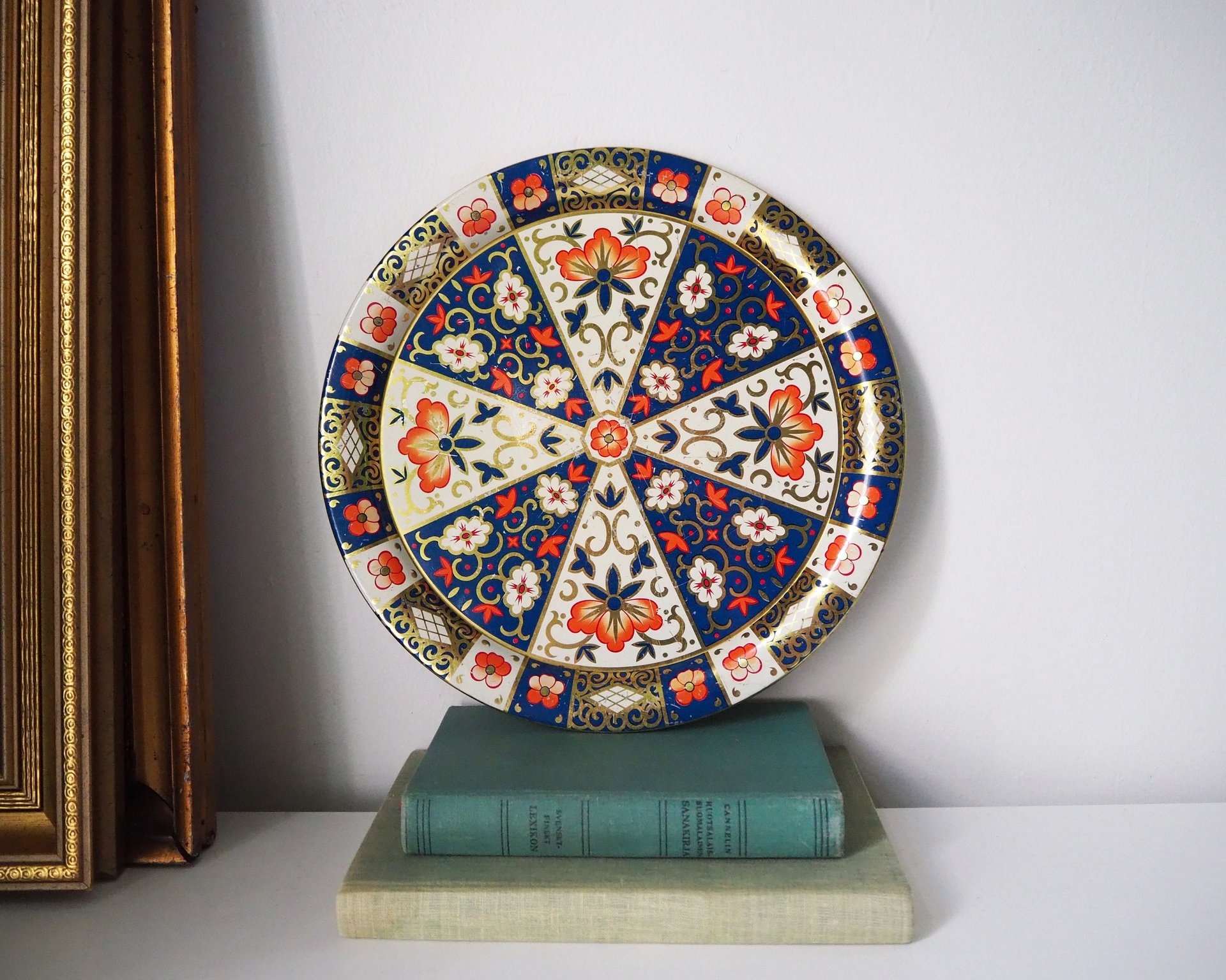 Vintage serving tray | Small vintage tin tray | Round floral tray | Retro tray | Floral vintage tray