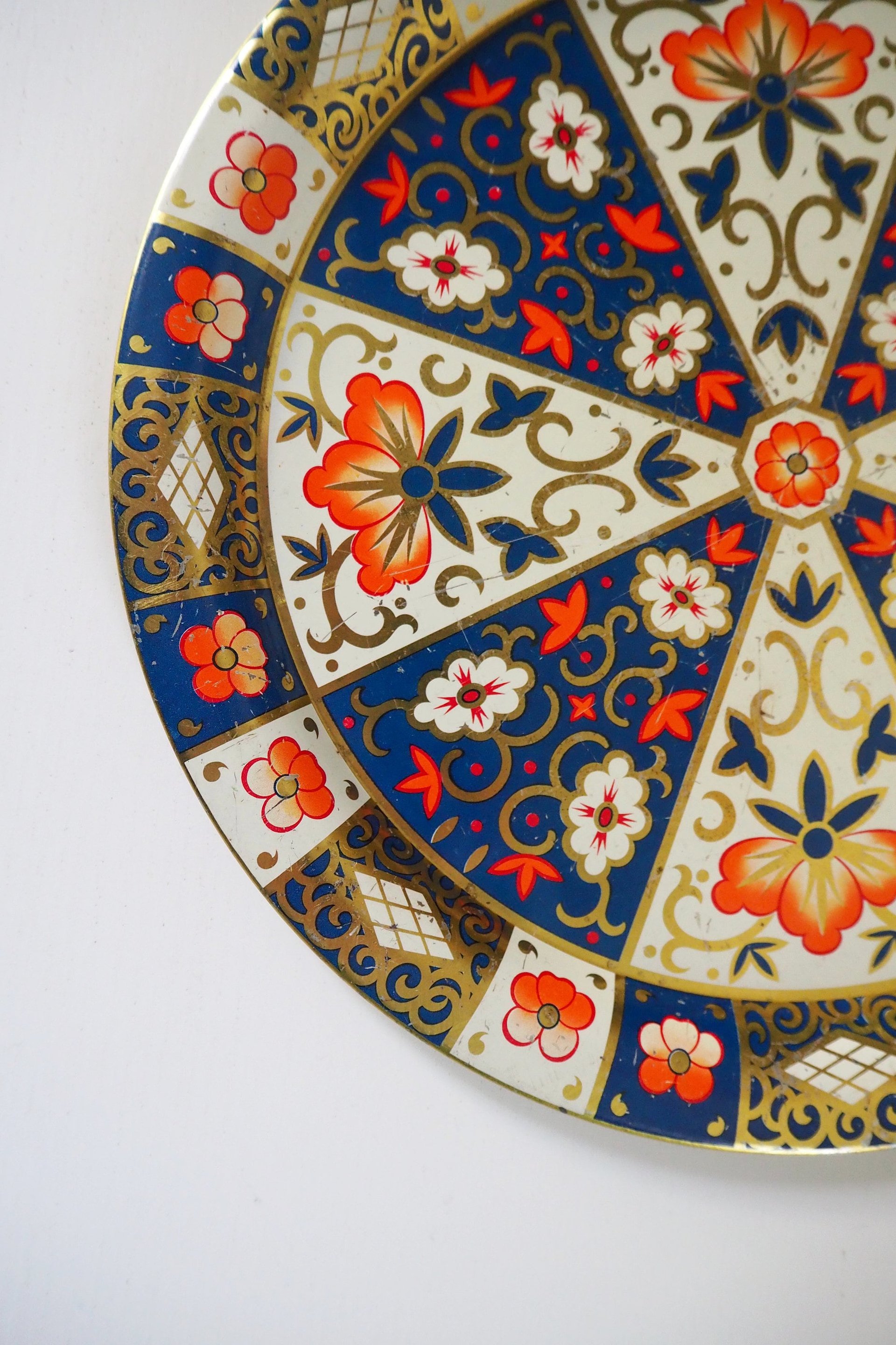 Vintage serving tray | Small vintage tin tray | Round floral tray | Retro tray | Floral vintage tray