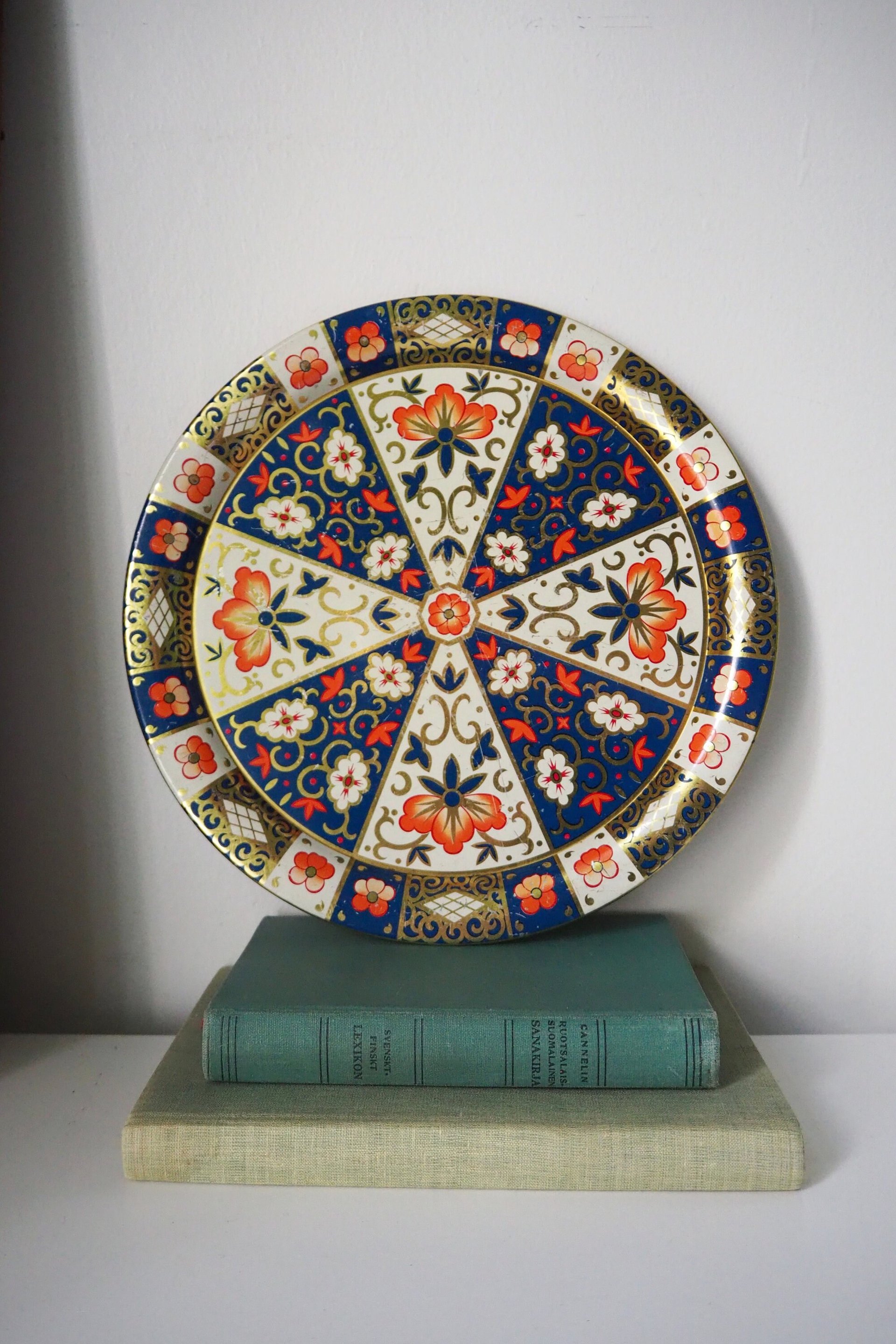 Vintage serving tray | Small vintage tin tray | Round floral tray | Retro tray | Floral vintage tray