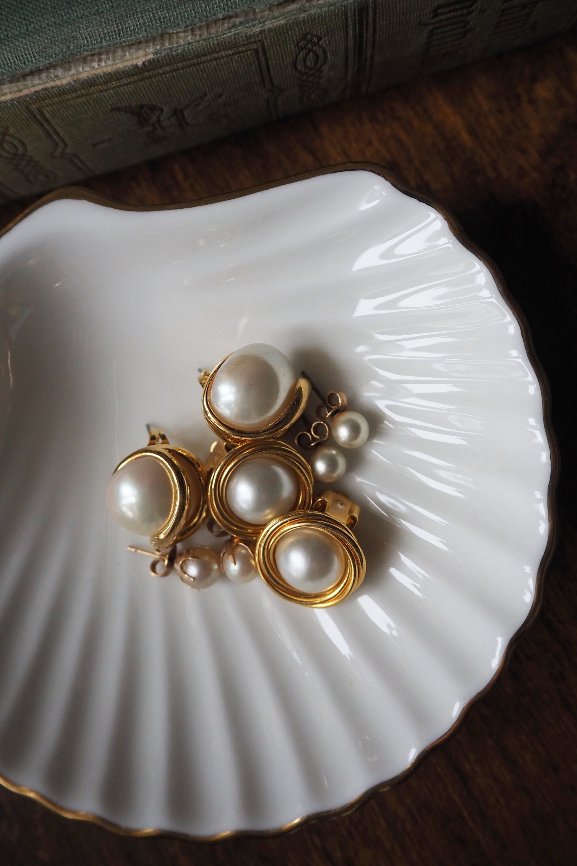 Vintage pearl earrings | Faux pearl earrings | Retro pearl earrings | Clip-on pearl earrings | Large pearl earrings