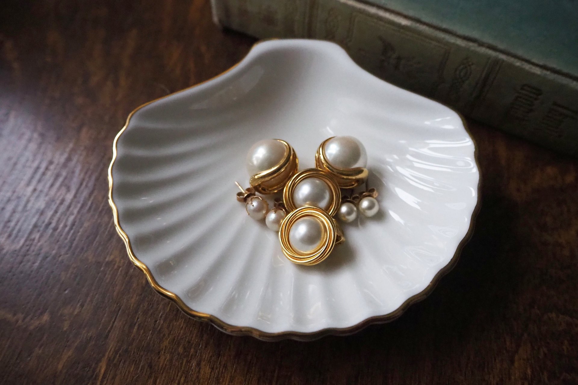 Vintage pearl earrings | Faux pearl earrings | Retro pearl earrings | Clip-on pearl earrings | Large pearl earrings