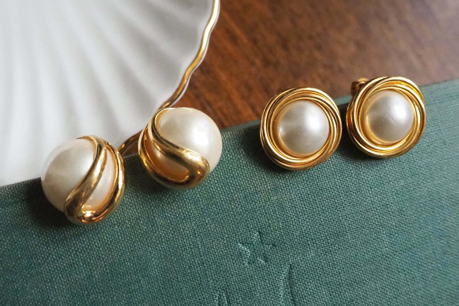Vintage pearl earrings | Faux pearl earrings | Retro pearl earrings | Clip-on pearl earrings | Large pearl earrings