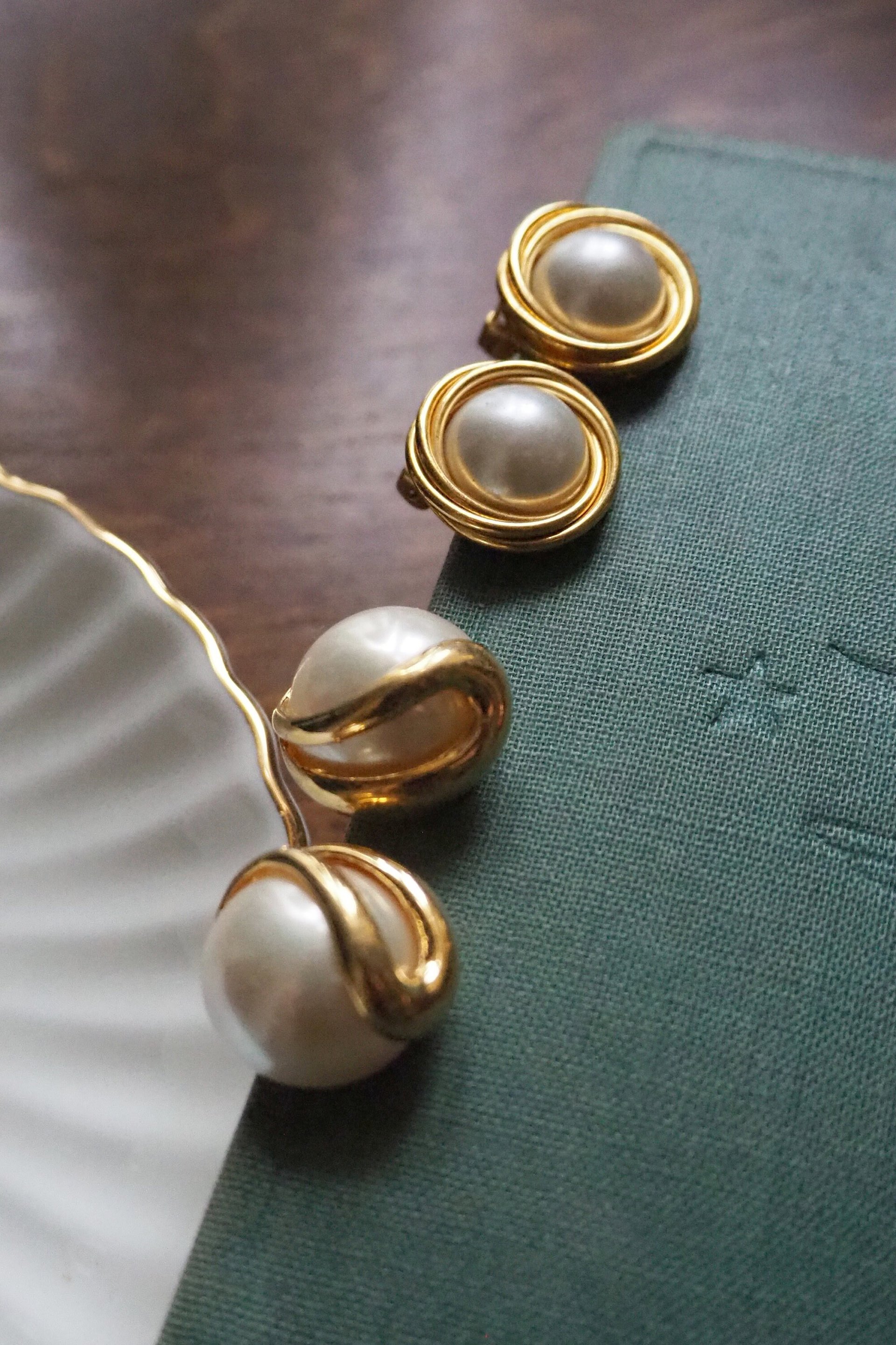 Vintage pearl earrings | Faux pearl earrings | Retro pearl earrings | Clip-on pearl earrings | Large pearl earrings
