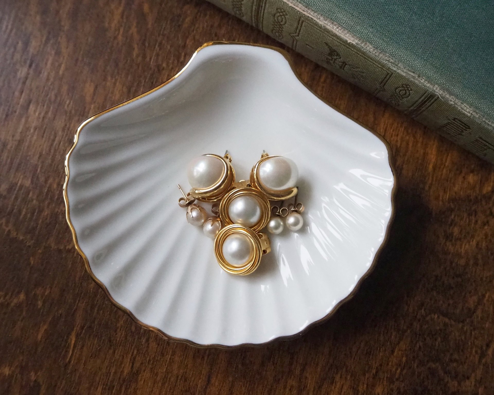 Vintage pearl earrings | Faux pearl earrings | Retro pearl earrings | Clip-on pearl earrings | Large pearl earrings