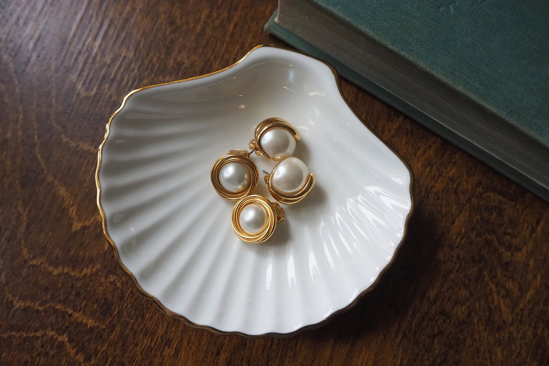 Vintage pearl earrings | Faux pearl earrings | Retro pearl earrings | Clip-on pearl earrings | Large pearl earrings