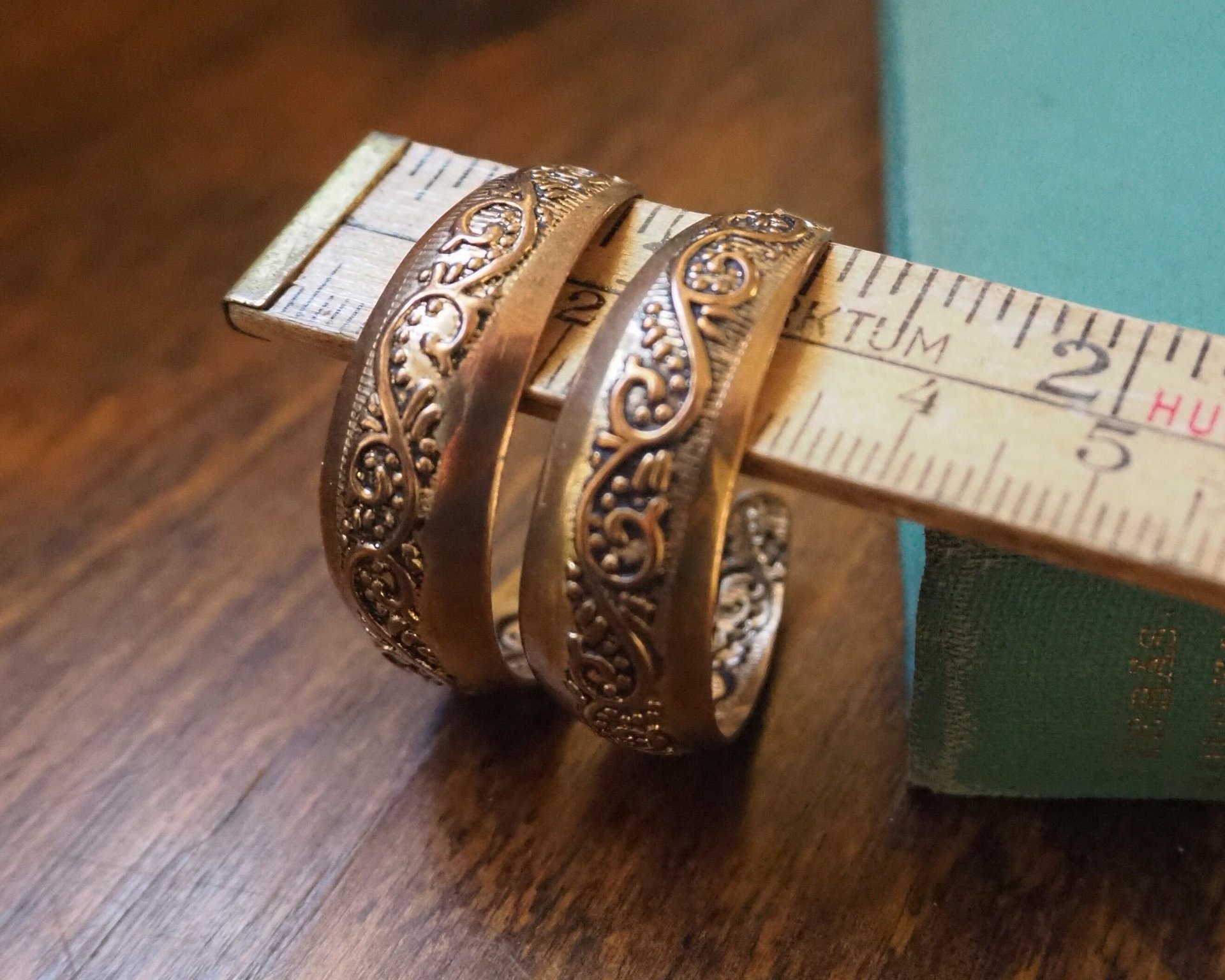 Vintage earrings | Copper tone hoop earrings | Vintage hoop earrings | Ornate hoop earrings | Vintage copper earrings