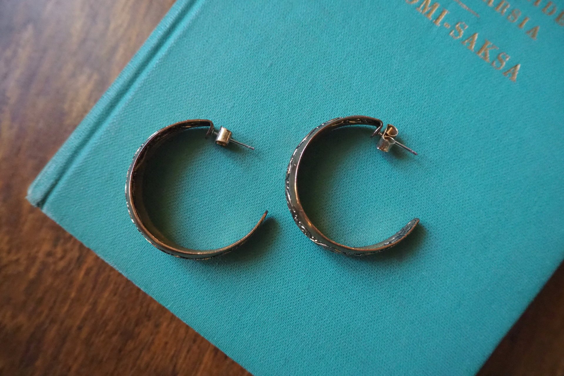 Vintage earrings | Copper tone hoop earrings | Vintage hoop earrings | Ornate hoop earrings | Vintage copper earrings