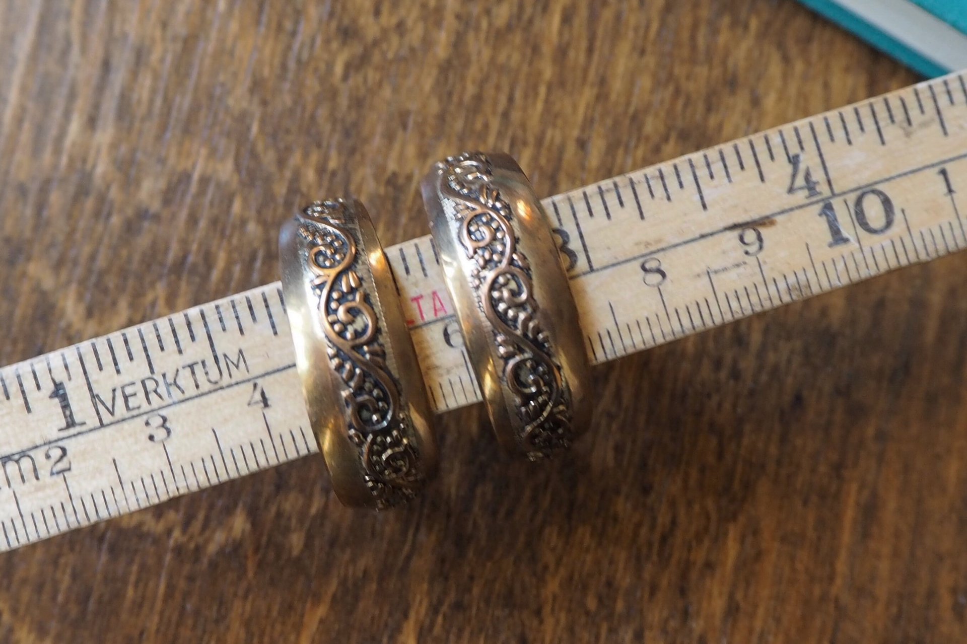 Vintage earrings | Copper tone hoop earrings | Vintage hoop earrings | Ornate hoop earrings | Vintage copper earrings