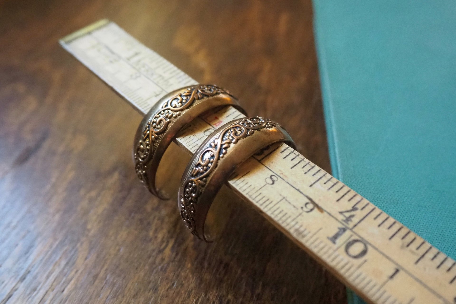 Vintage earrings | Copper tone hoop earrings | Vintage hoop earrings | Ornate hoop earrings | Vintage copper earrings