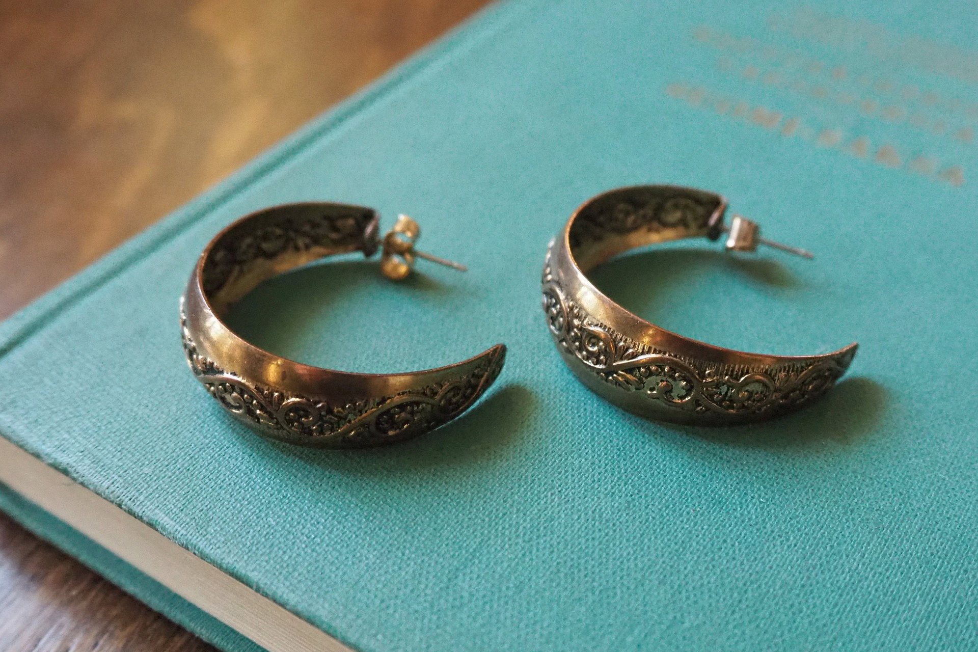 Vintage earrings | Copper tone hoop earrings | Vintage hoop earrings | Ornate hoop earrings | Vintage copper earrings