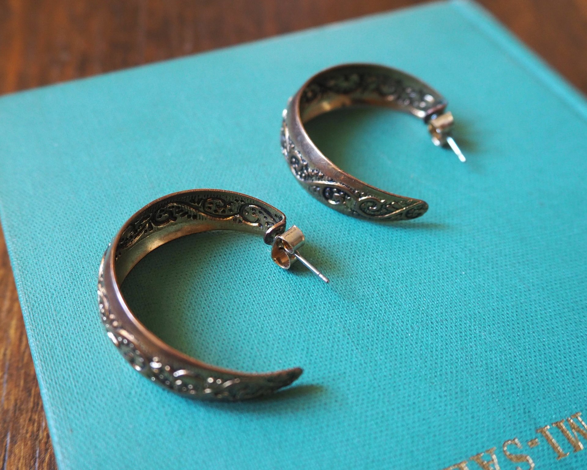 Vintage earrings | Copper tone hoop earrings | Vintage hoop earrings | Ornate hoop earrings | Vintage copper earrings