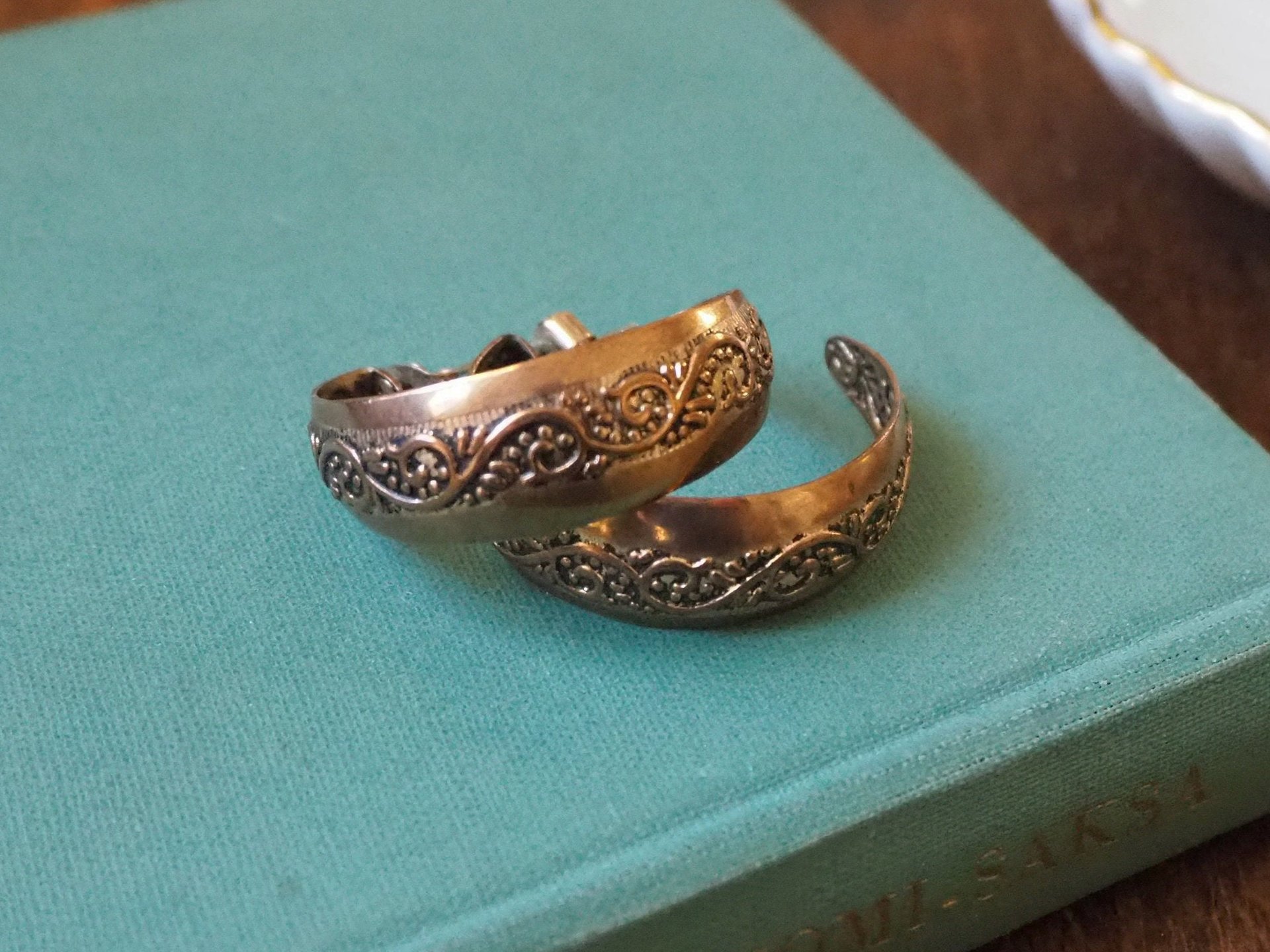Vintage earrings | Copper tone hoop earrings | Vintage hoop earrings | Ornate hoop earrings | Vintage copper earrings