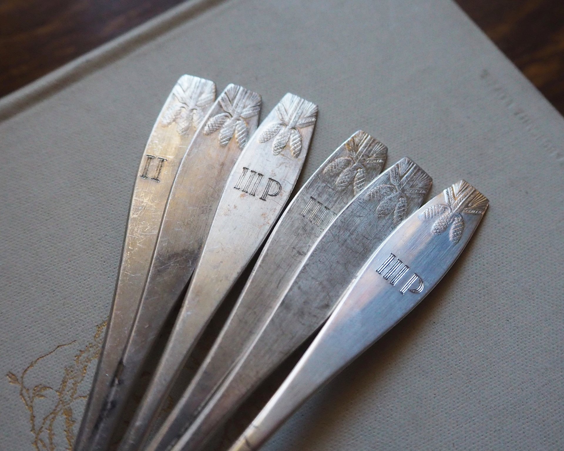 Set of six vintage coffee spoons | Vintage alpacca silver coffee spoons | Small spoons | Pine cone coffee spoon set | Vintage alpacca spoons