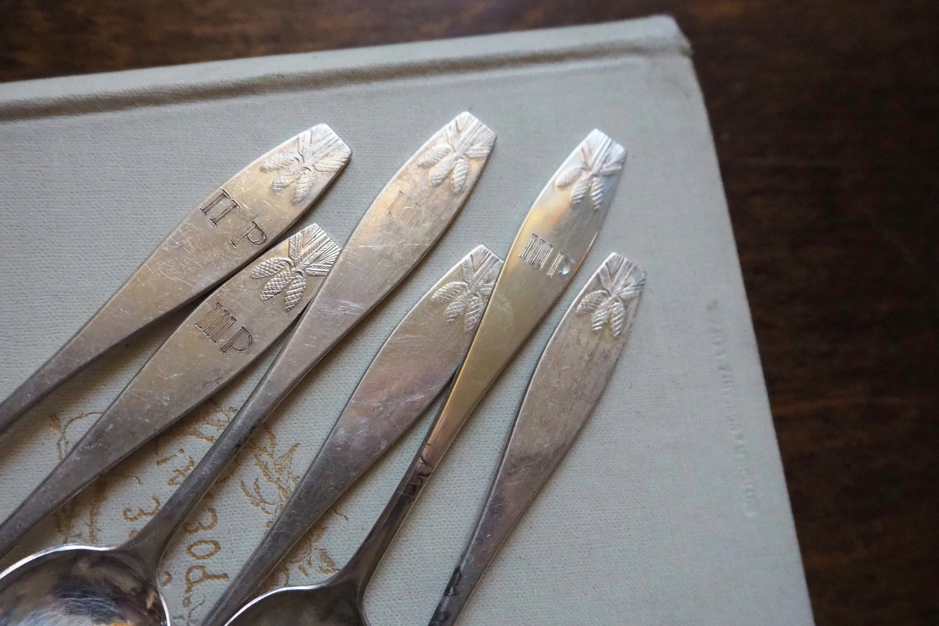 Set of six vintage coffee spoons | Vintage alpacca silver coffee spoons | Small spoons | Pine cone coffee spoon set | Vintage alpacca spoons