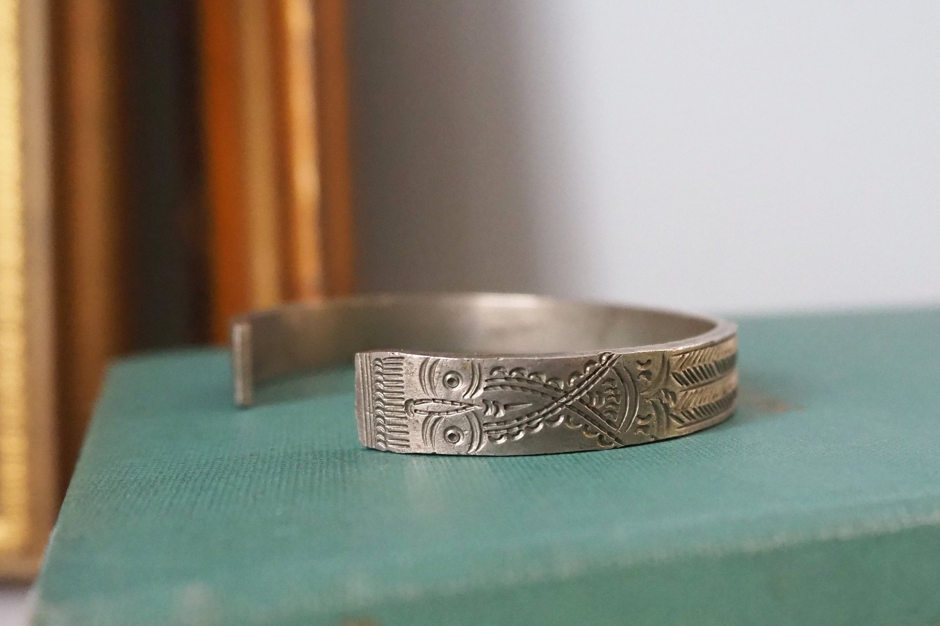 Vintage cuff bracelet | Engraved silver bangle | Silver tone cuff bracelet | Vintage boho bangle | Engraved cuff bracelet