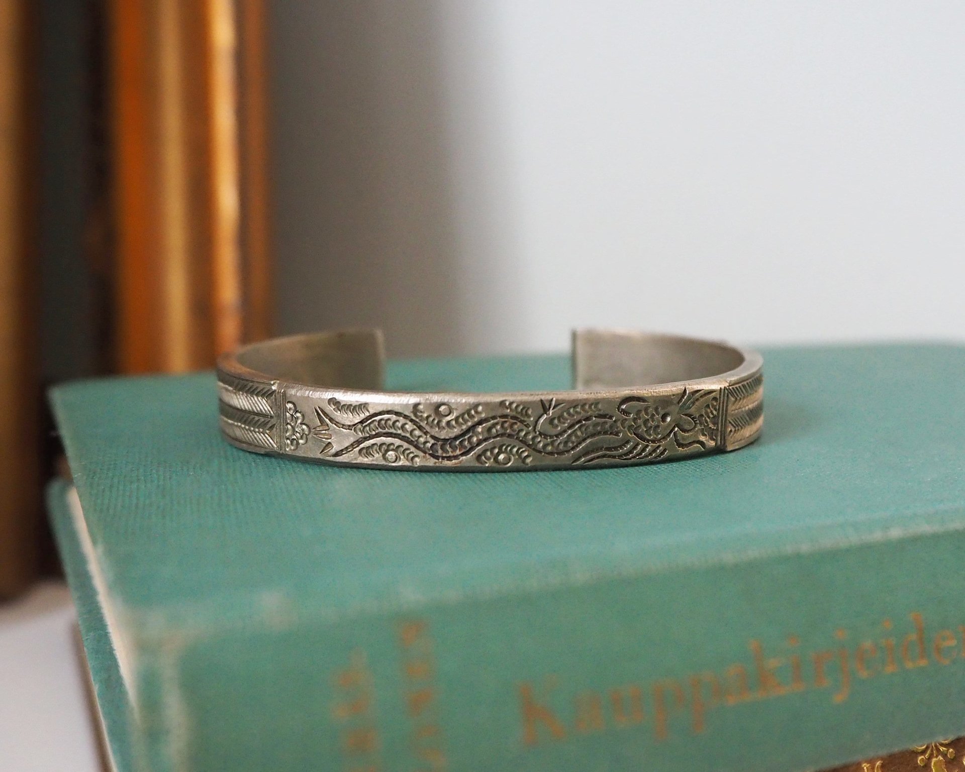 Vintage cuff bracelet | Engraved silver bangle | Silver tone cuff bracelet | Vintage boho bangle | Engraved cuff bracelet