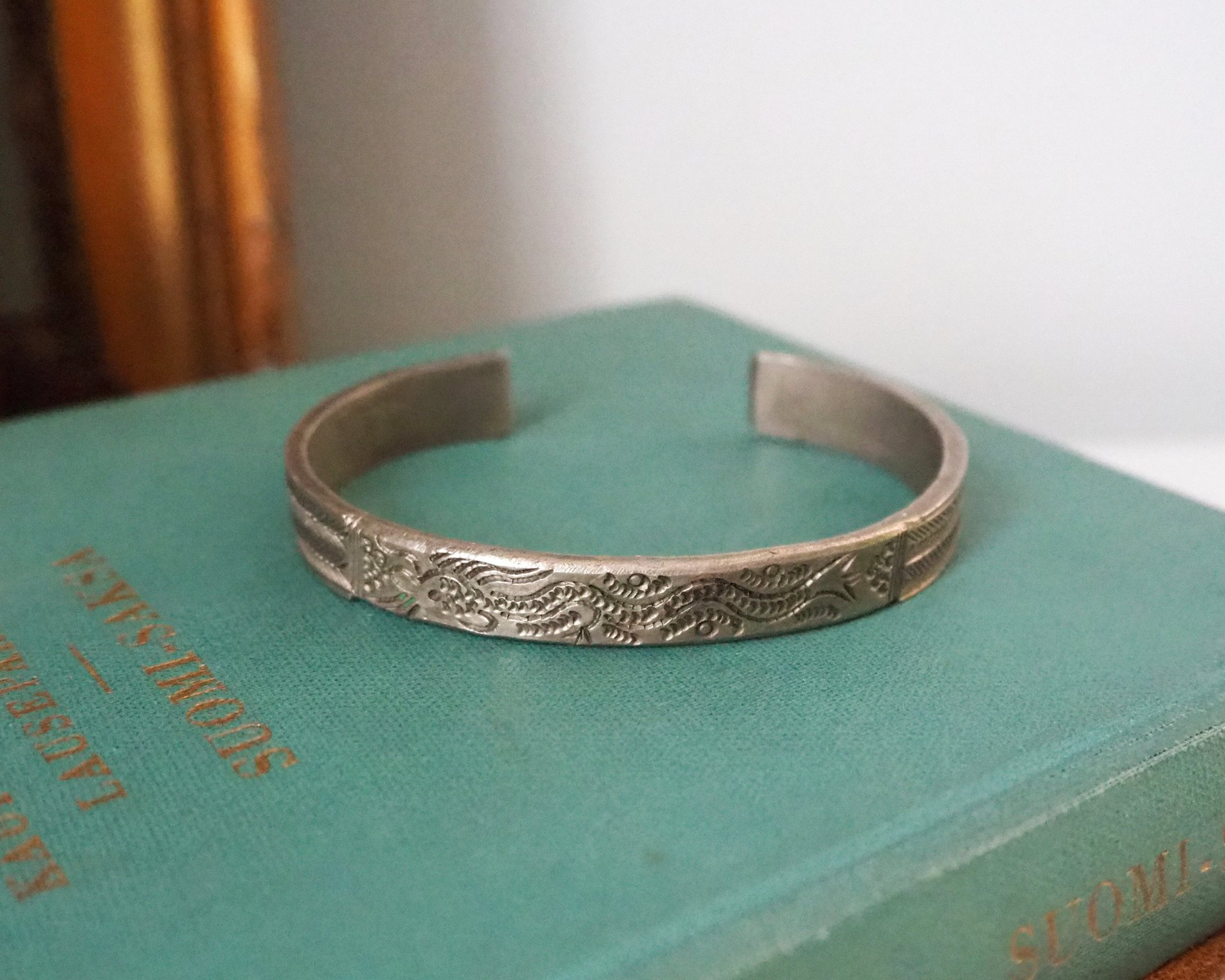 Vintage cuff bracelet | Engraved silver bangle | Silver tone cuff bracelet | Vintage boho bangle | Engraved cuff bracelet