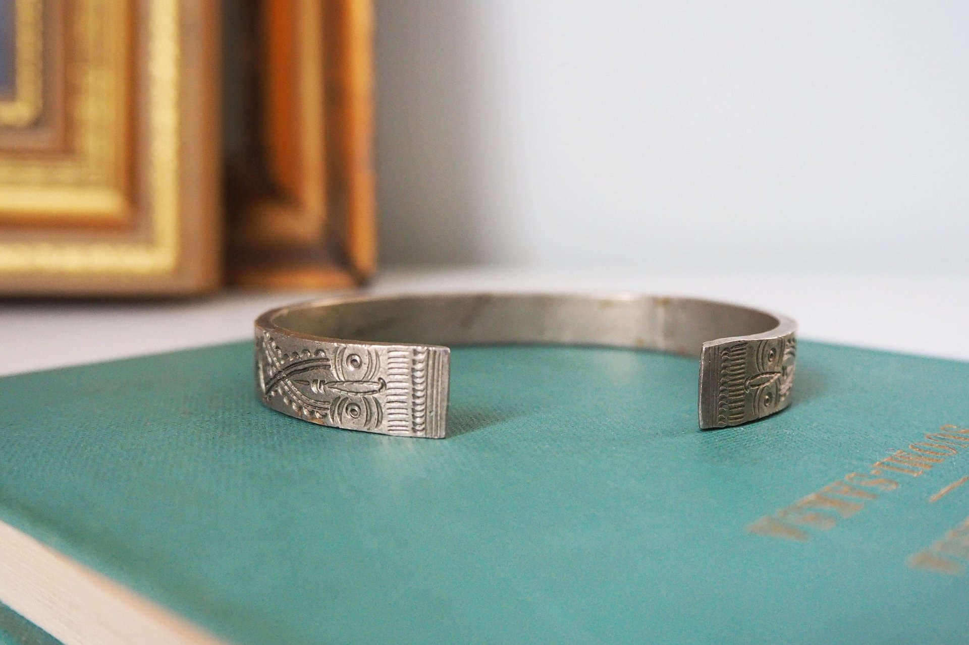 Vintage cuff bracelet | Engraved silver bangle | Silver tone cuff bracelet | Vintage boho bangle | Engraved cuff bracelet