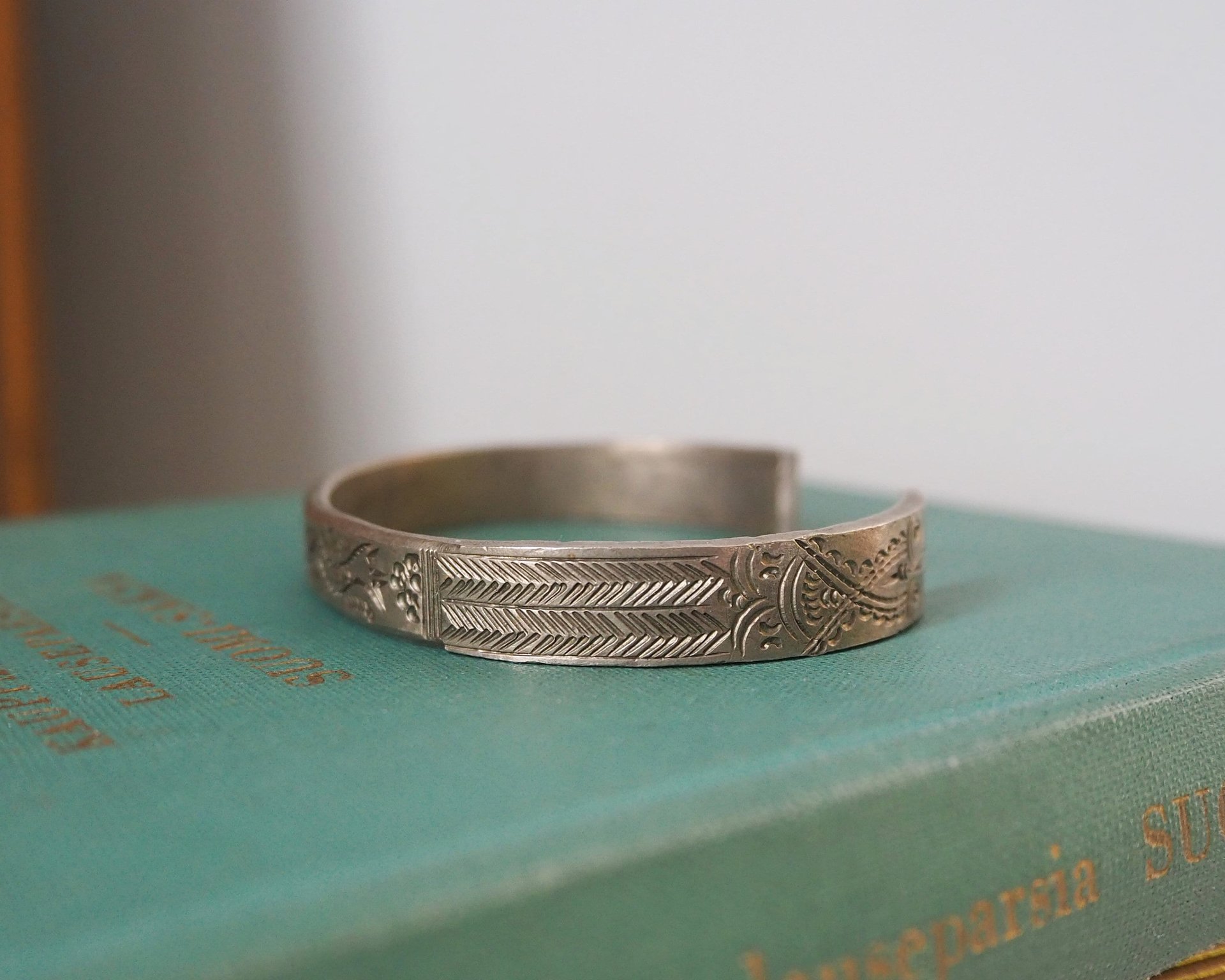 Vintage cuff bracelet | Engraved silver bangle | Silver tone cuff bracelet | Vintage boho bangle | Engraved cuff bracelet
