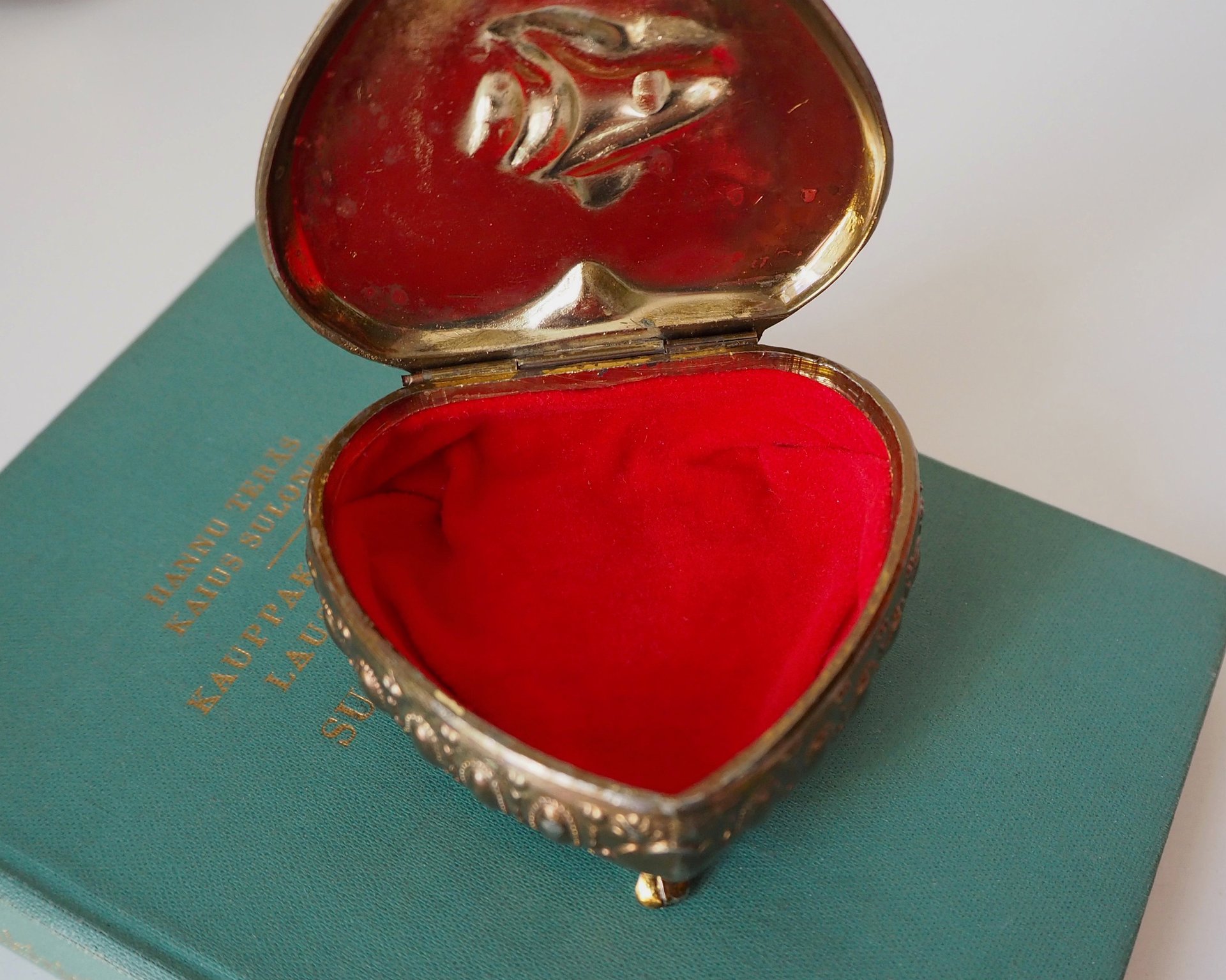 Vintage jewelry box | Heart shaped jewelry box | Vintage hinged trinket box | Small vintage jewelry box | Maritime jewelry box