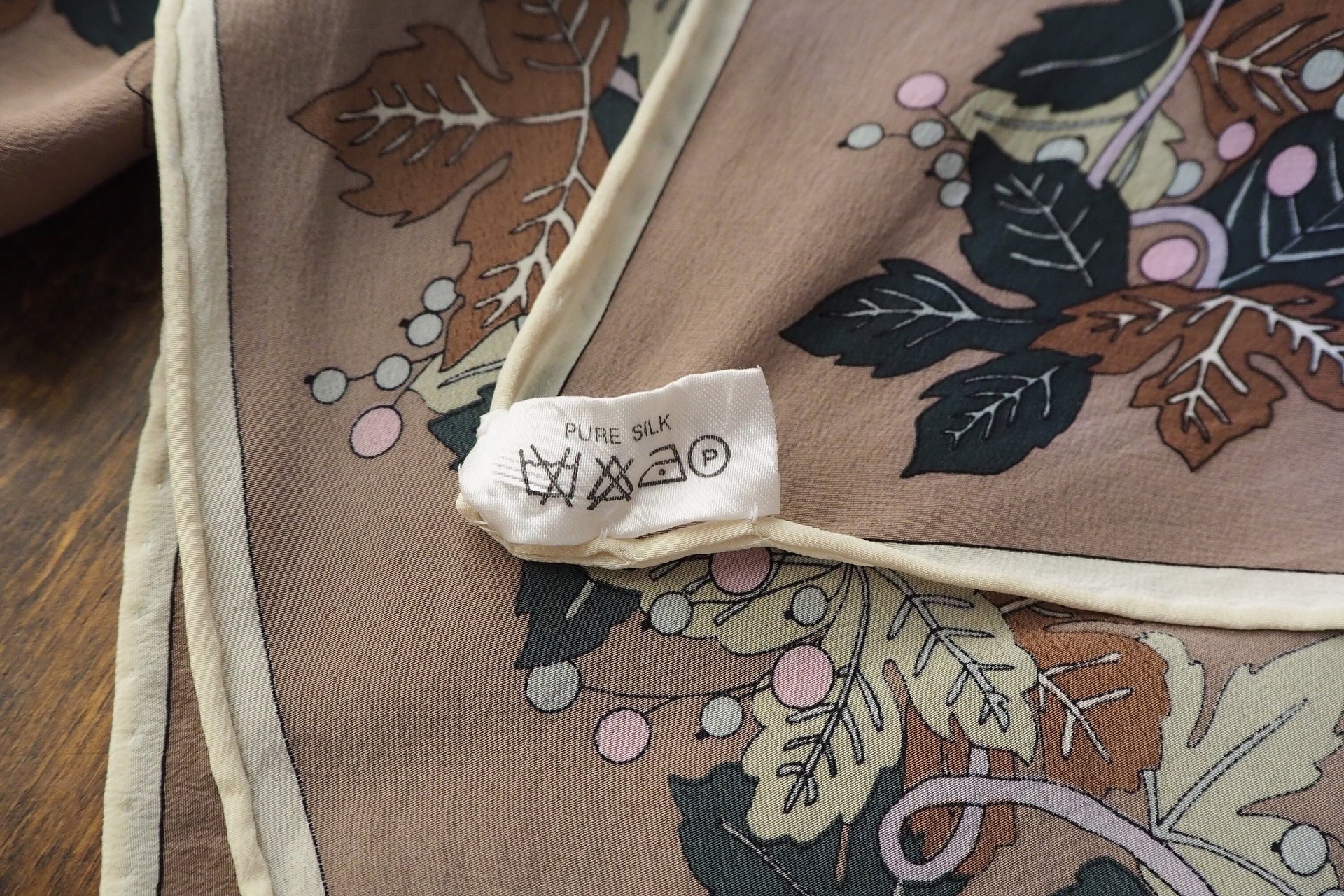 Vintage silk scarf | Vintage Marja Kurki scarf | Marja Kurki silk scarf | Vintage silk scarf with leaves