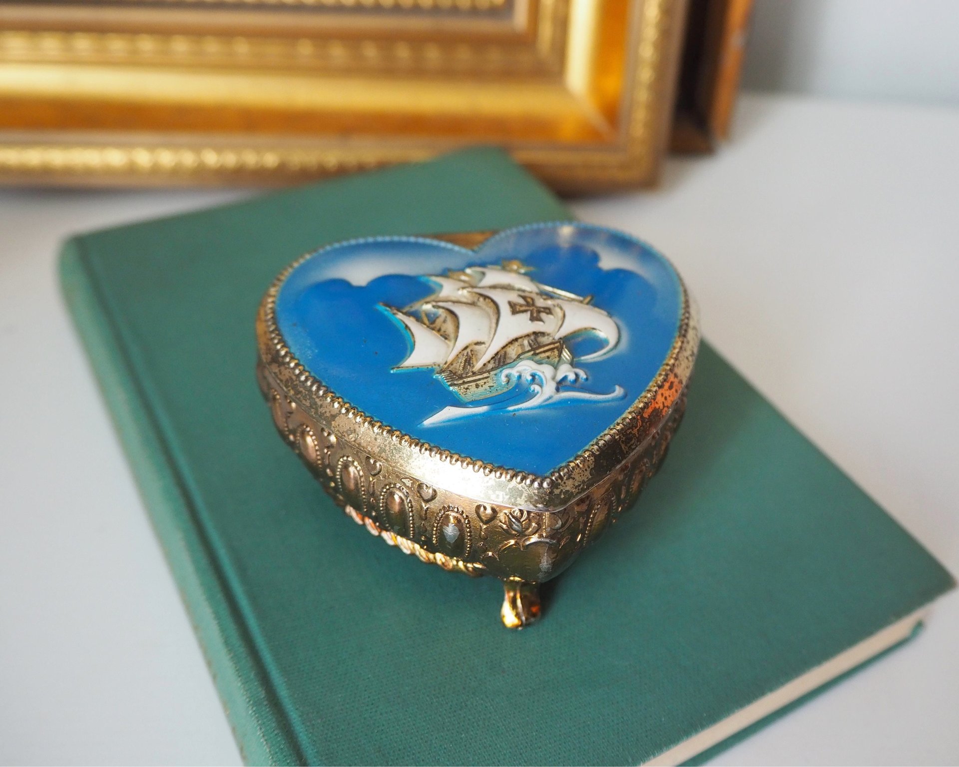 Vintage jewelry box | Heart shaped jewelry box | Vintage hinged trinket box | Small vintage jewelry box | Maritime jewelry box