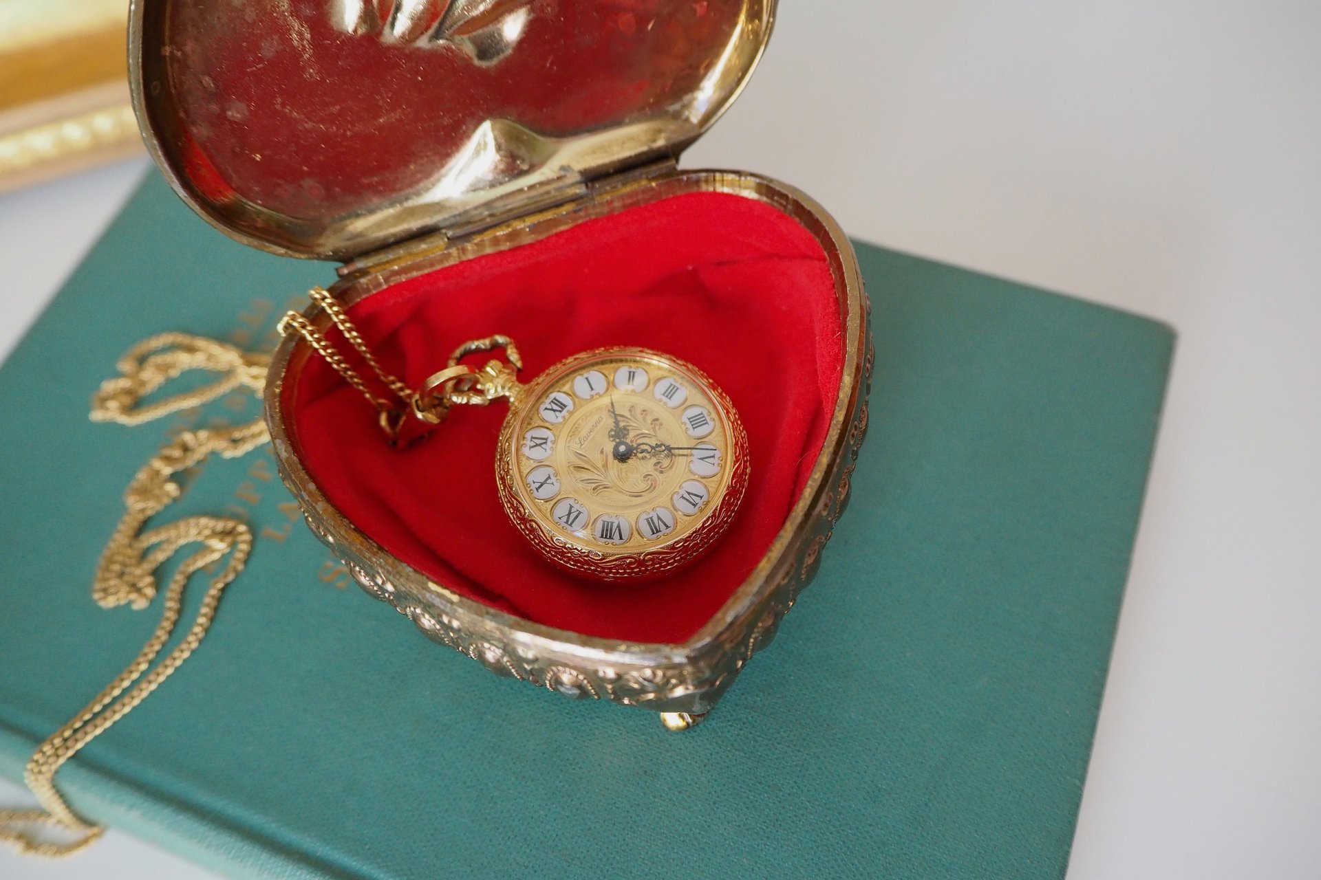 Vintage jewelry box | Heart shaped jewelry box | Vintage hinged trinket box | Small vintage jewelry box | Maritime jewelry box